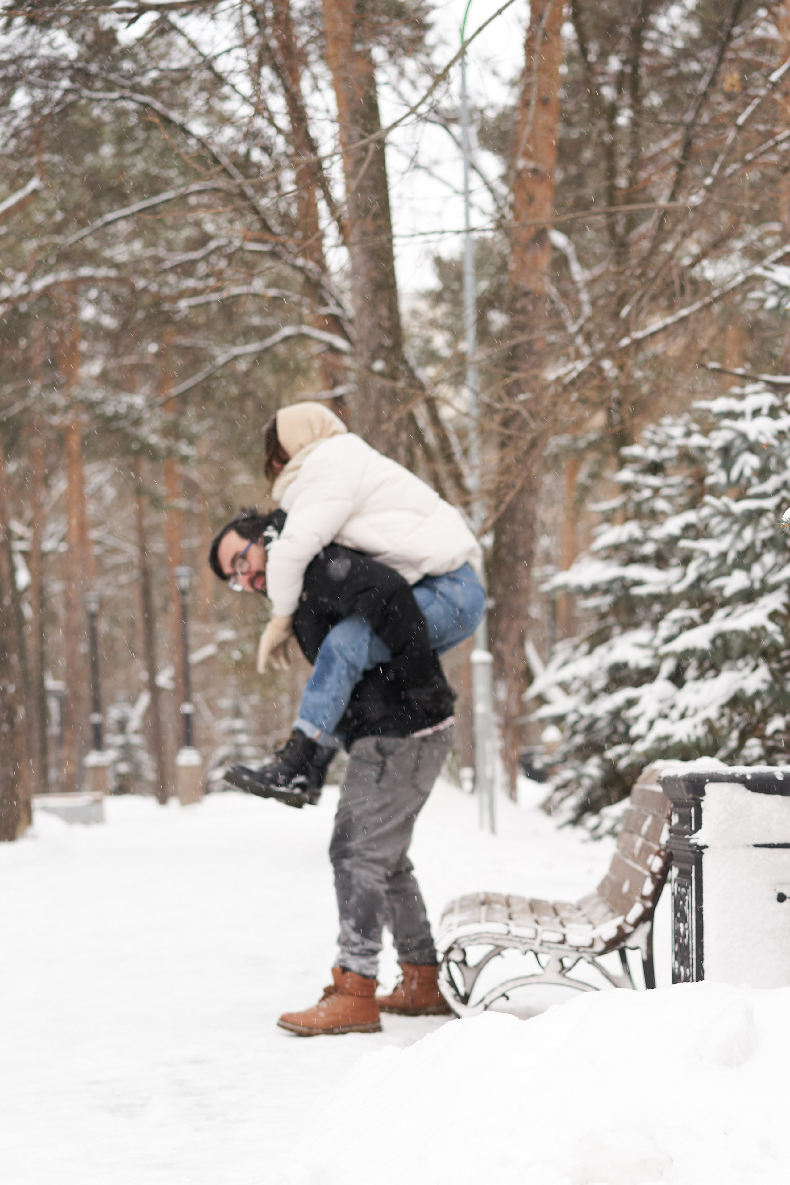 Зимняя фотосессия влюбленных в парке. Фотограф Екатеринбург Кокшарова Александра