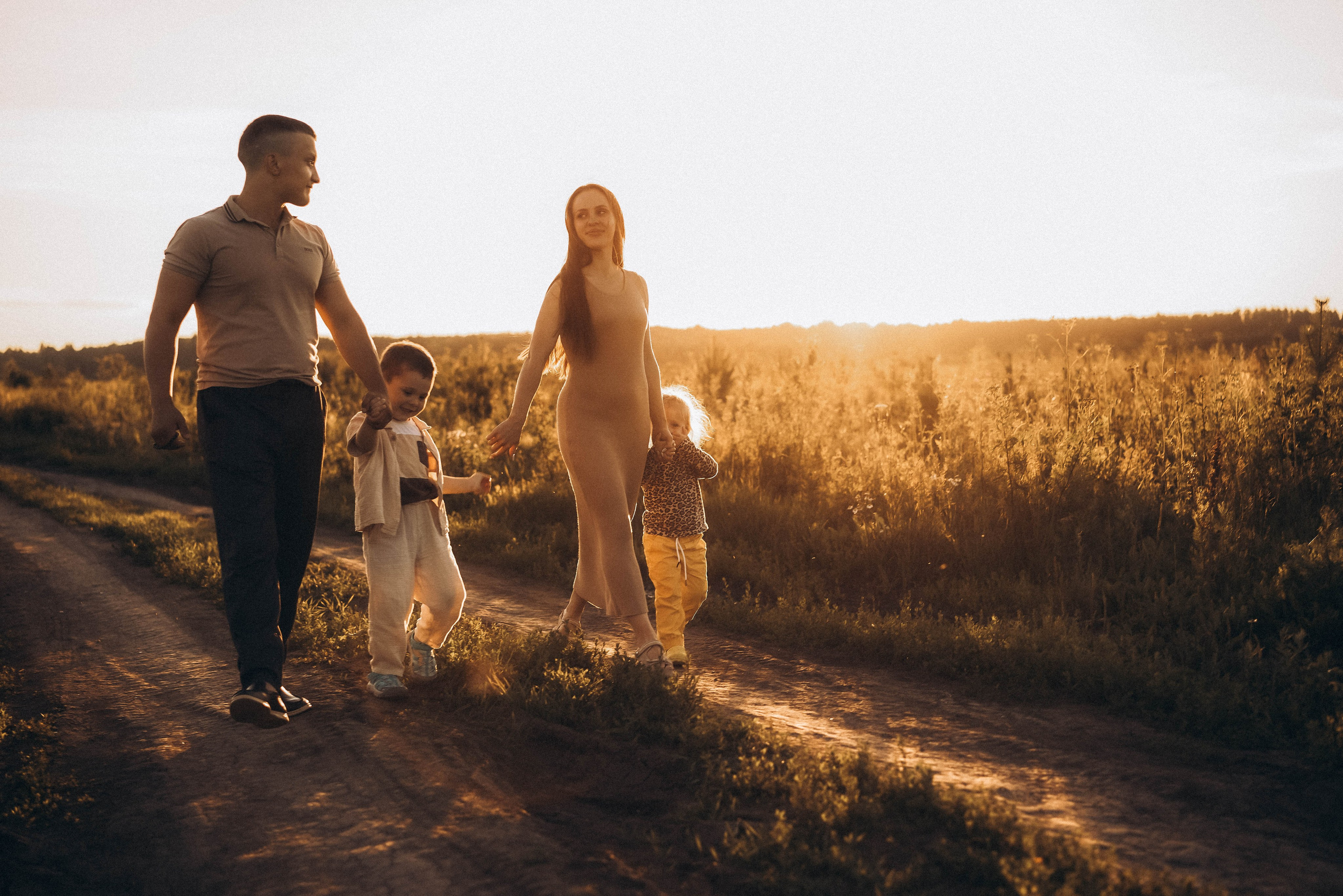 Семейная сьемка в поле на закате. Фотограф Екатеринбург Кокшарова Александра