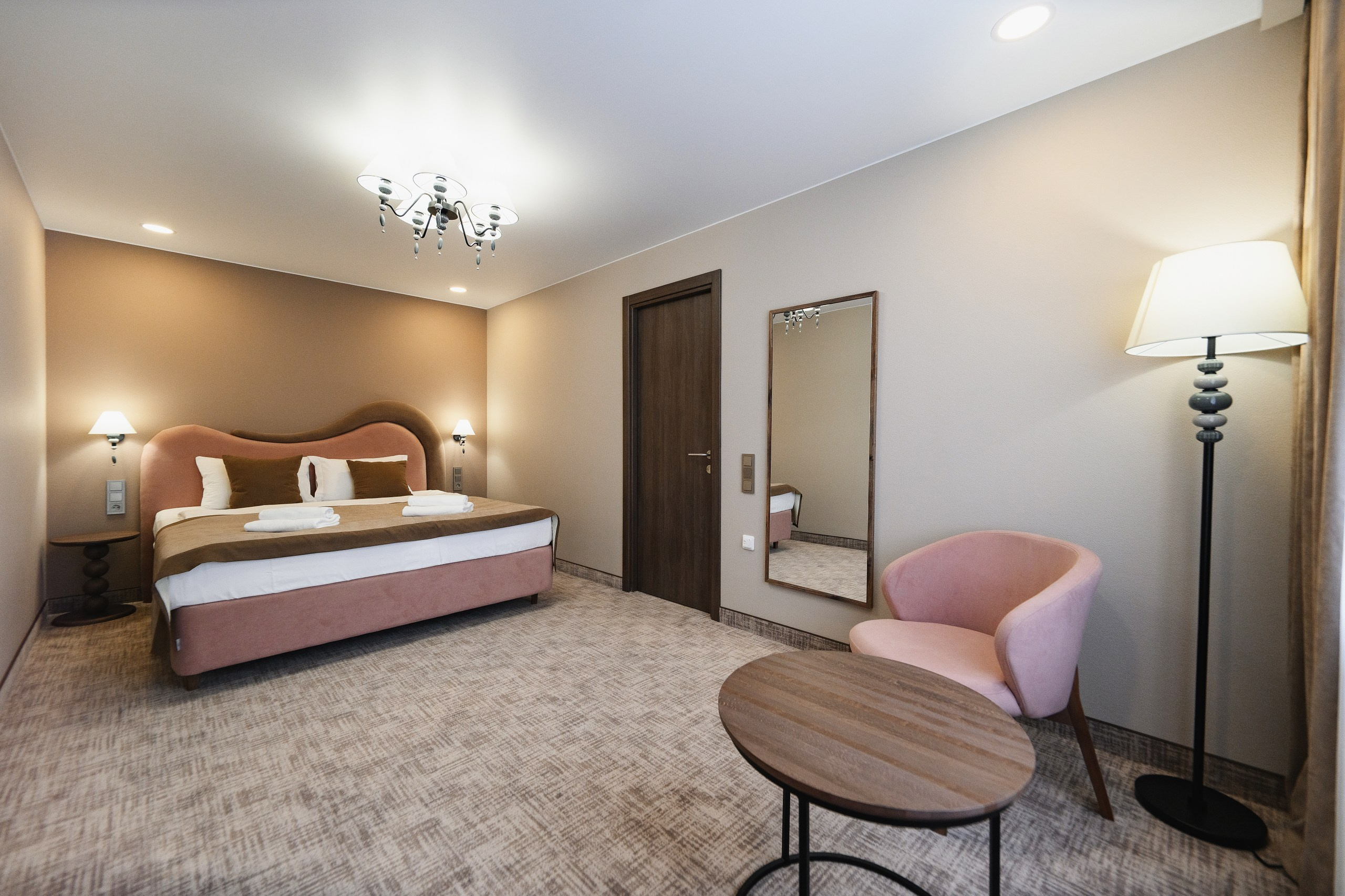 Фотосъемка домиков для отдыха в Петропавловске-Камчатском. Профессиональная фотосъемка интерьеров гостевых домов и баз отдыха на Камчатке. Детальные фотографии уютных номеров и живописного природного окружения. Цены на фотосъемку объектов туристического размещения в Петропавловске-Камчатском.