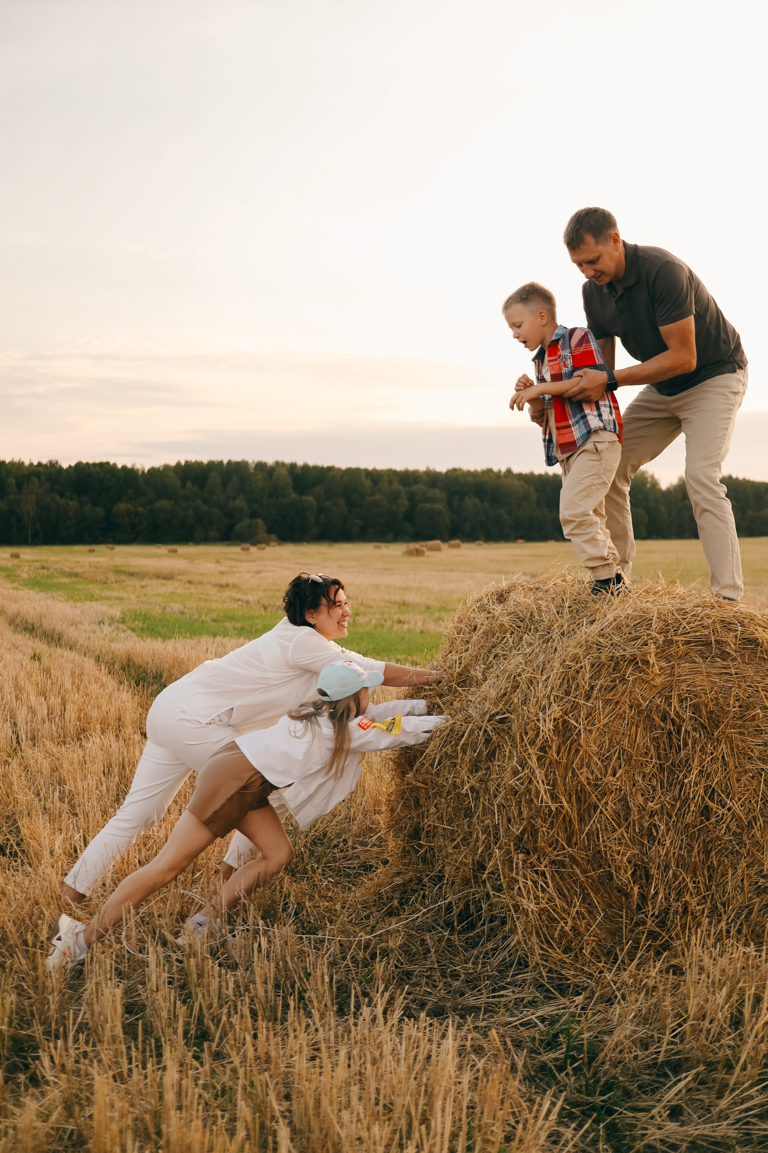 Семейная фотосессия в поле