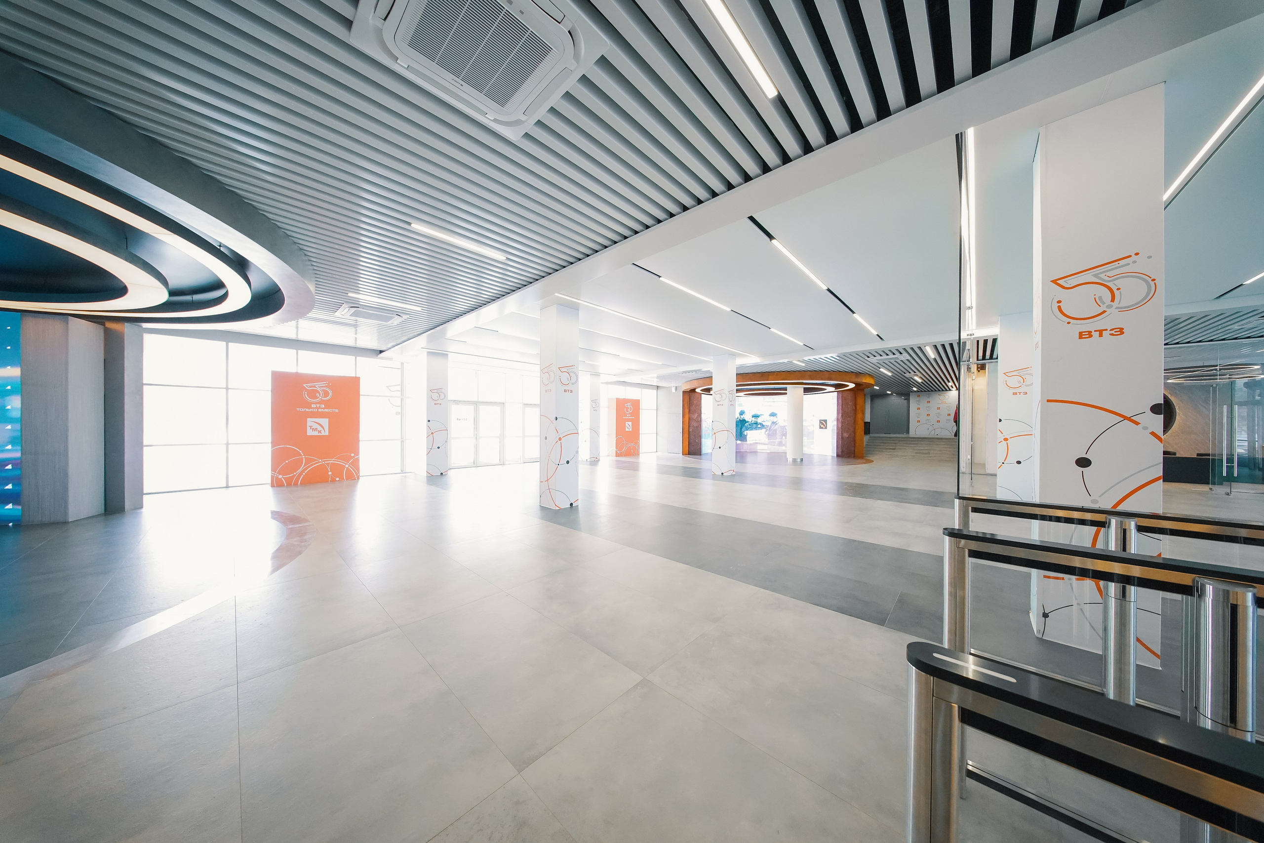 Фойе заводоуправления ВТЗ. Фотограф Никита Барановский