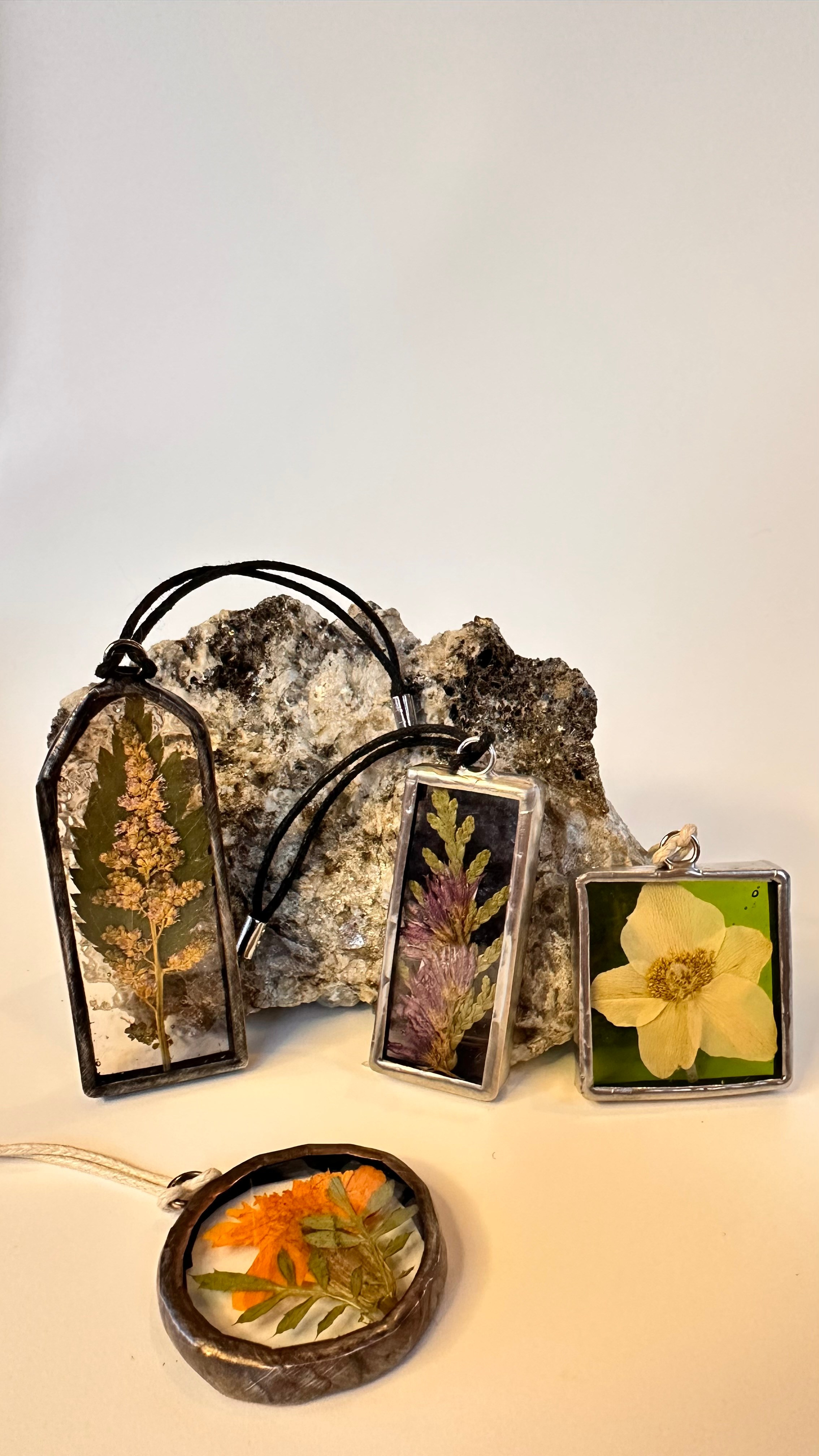 Брелоки в наличии и на заказ в технике тиффани с сухоцветами и аффирмациями. Гербарий в стекле, интерьерные панно, витражи с сухоцветами в технике тиффани