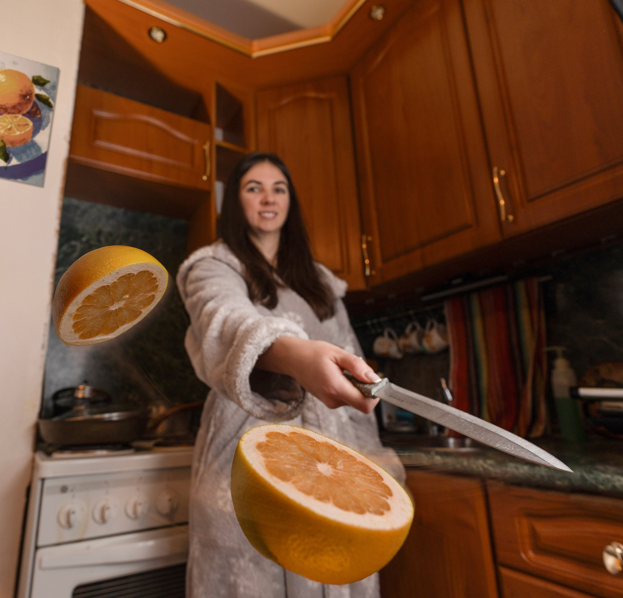 Фото девушки, разрезающей фрукты в полете