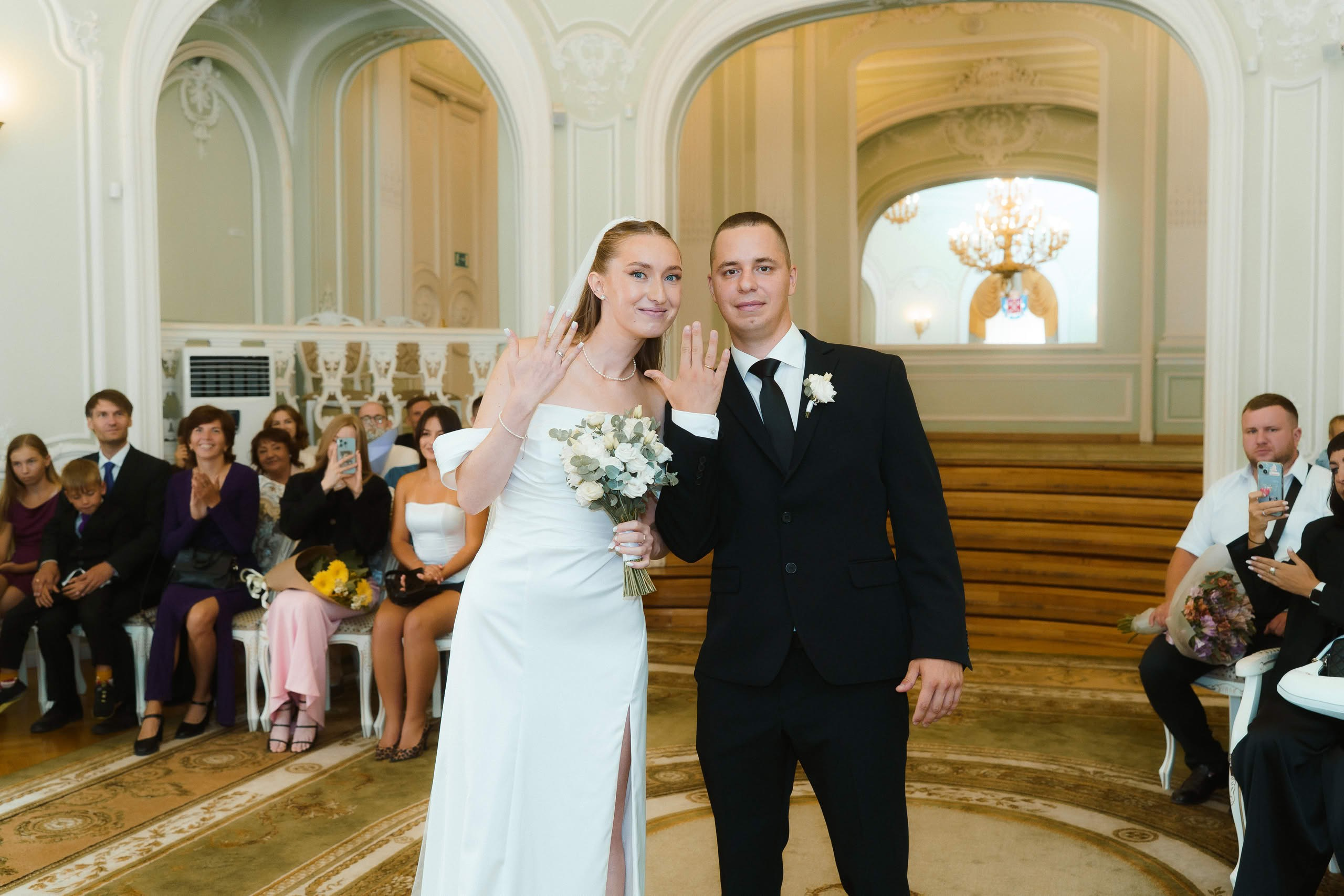 Свадебная пара после регистрации брака — ЗАГС Петроградского района