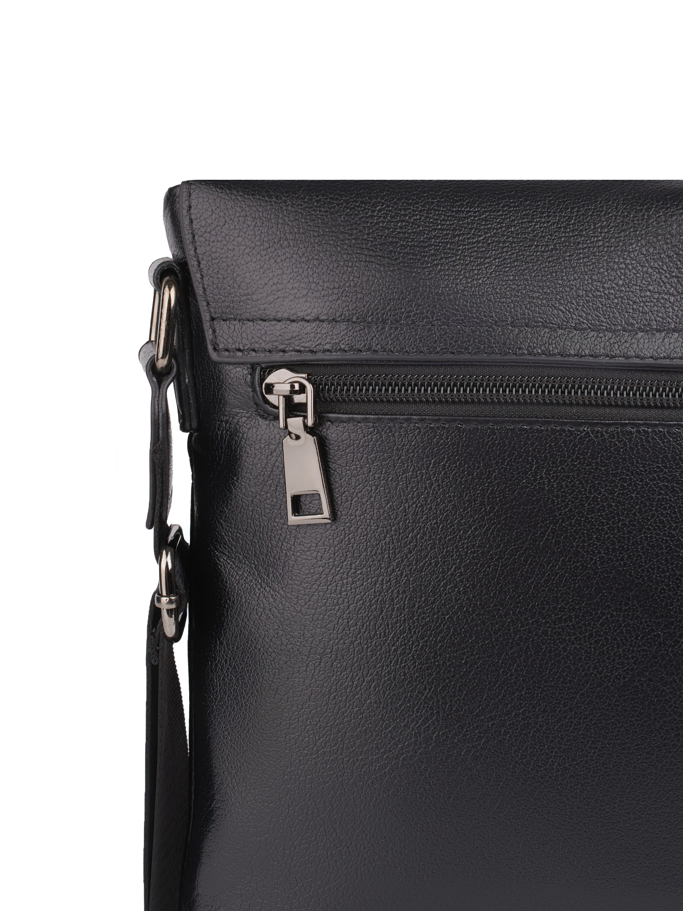 Молния и ремень на мужской черной сумке крупным планом 