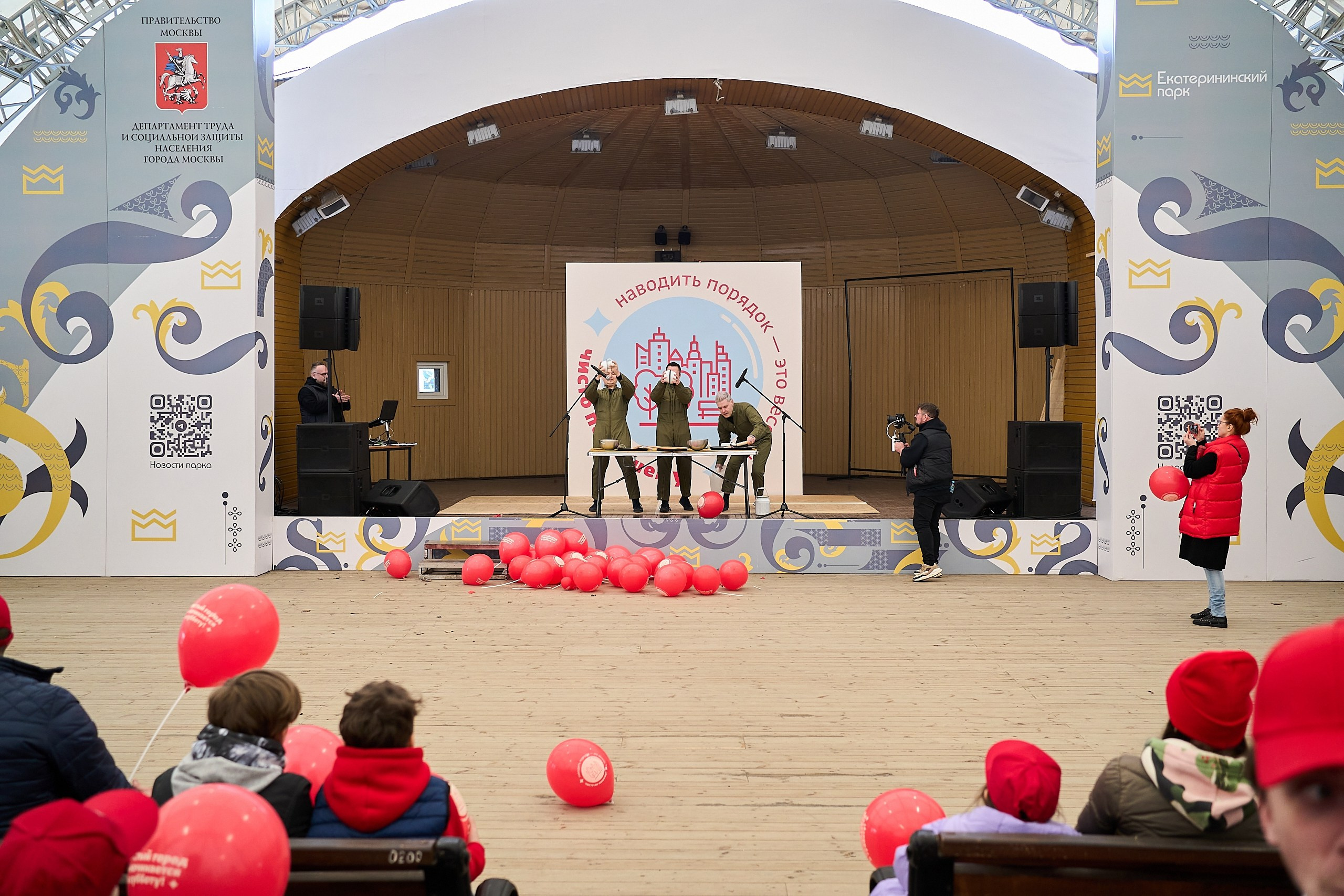 Субботник у Управления делами Мэра и Правительства Москвы. Фотограф и Видеограф в Москве. Олег Корушев