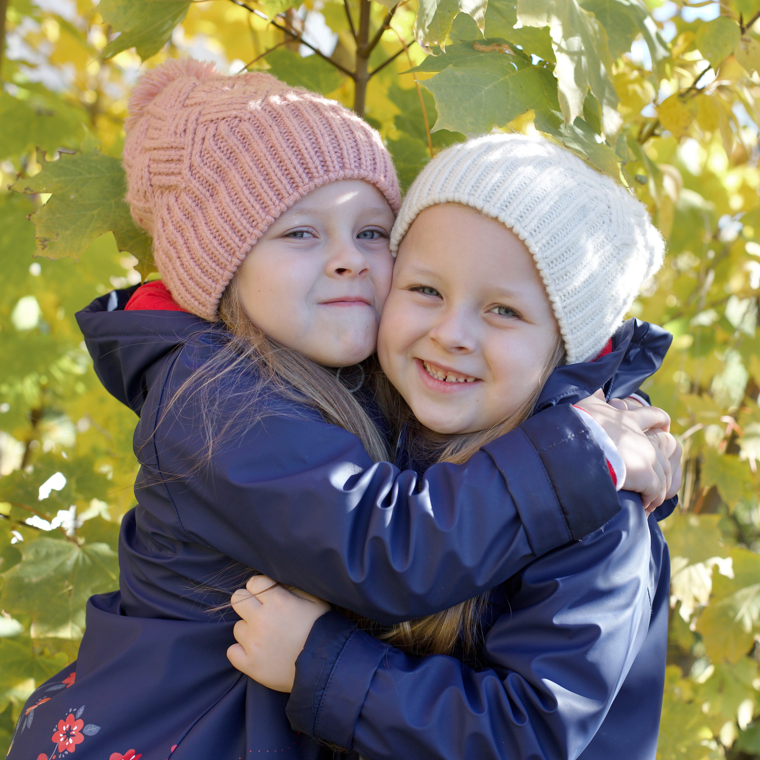 Фотосессия близняшек осенью. Школьные выпускные альбомы в Москве Марина Николаева