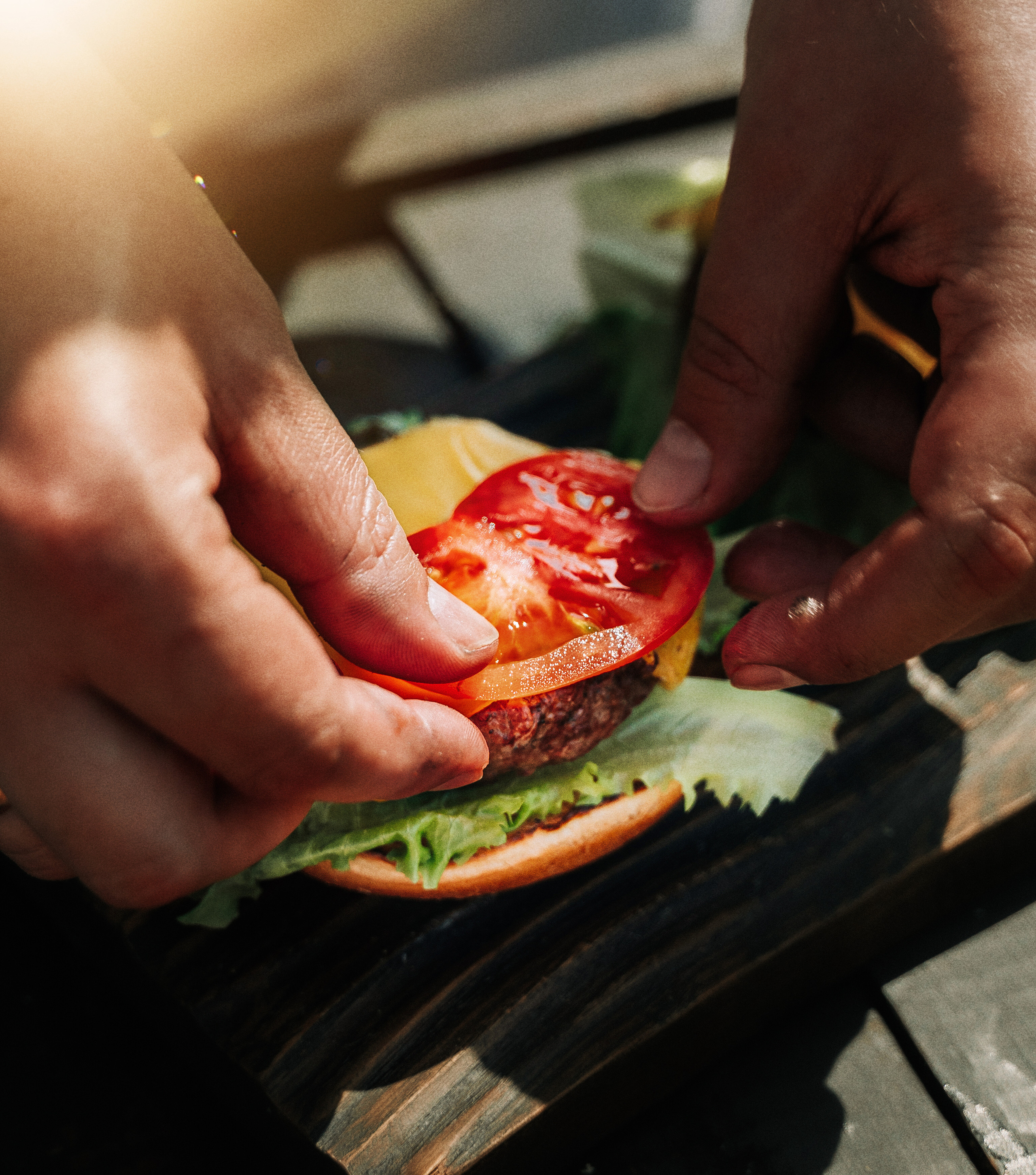 Бургер на улице. Ищем потаённое. Портретный и предметный фотограф в Санкт-Петербурге