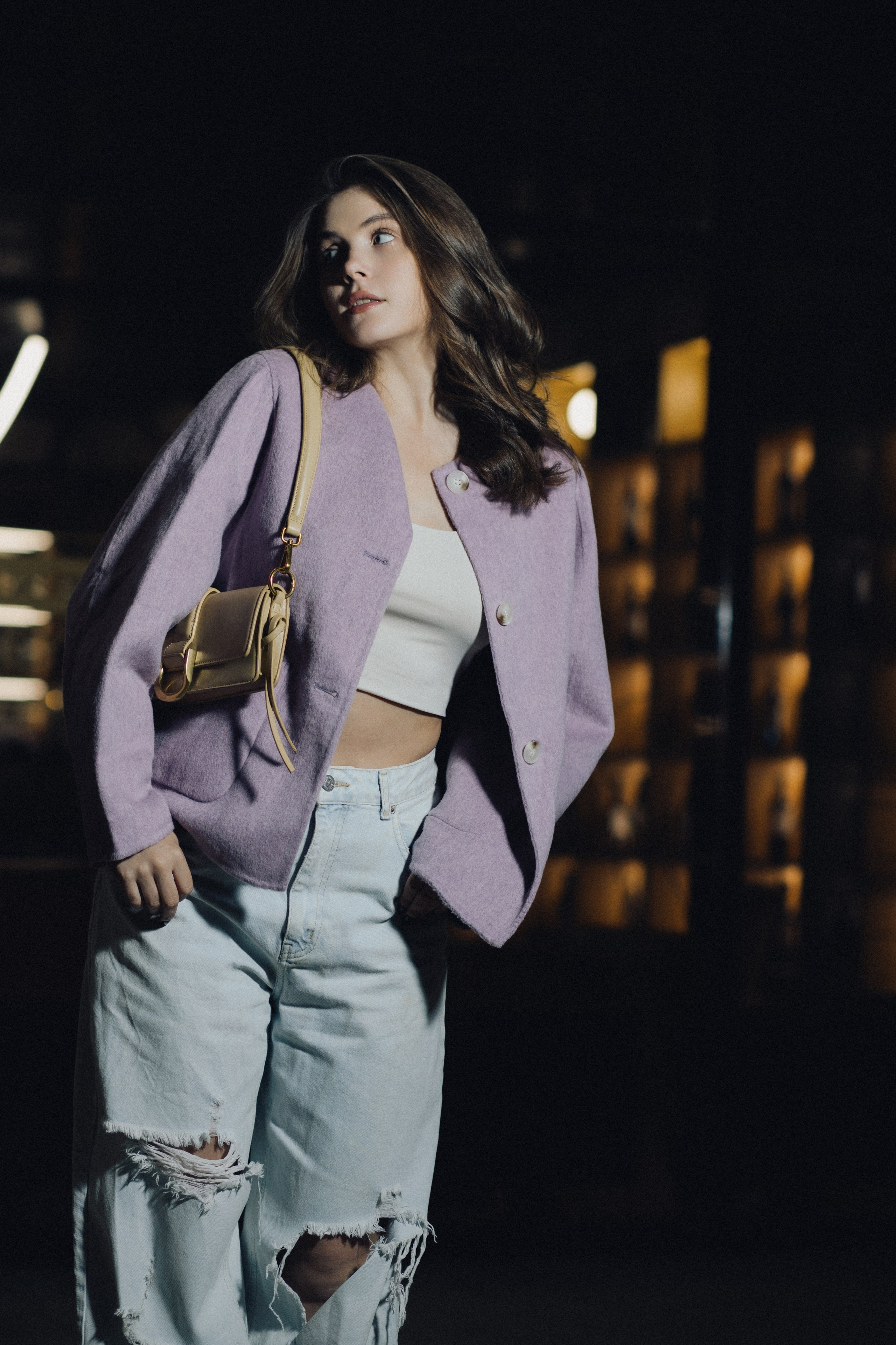 Стильный женский образ в интерьере бара: сиреневый жакет и светлые джинсы. Фотограф в Пензе Александра Овечкина