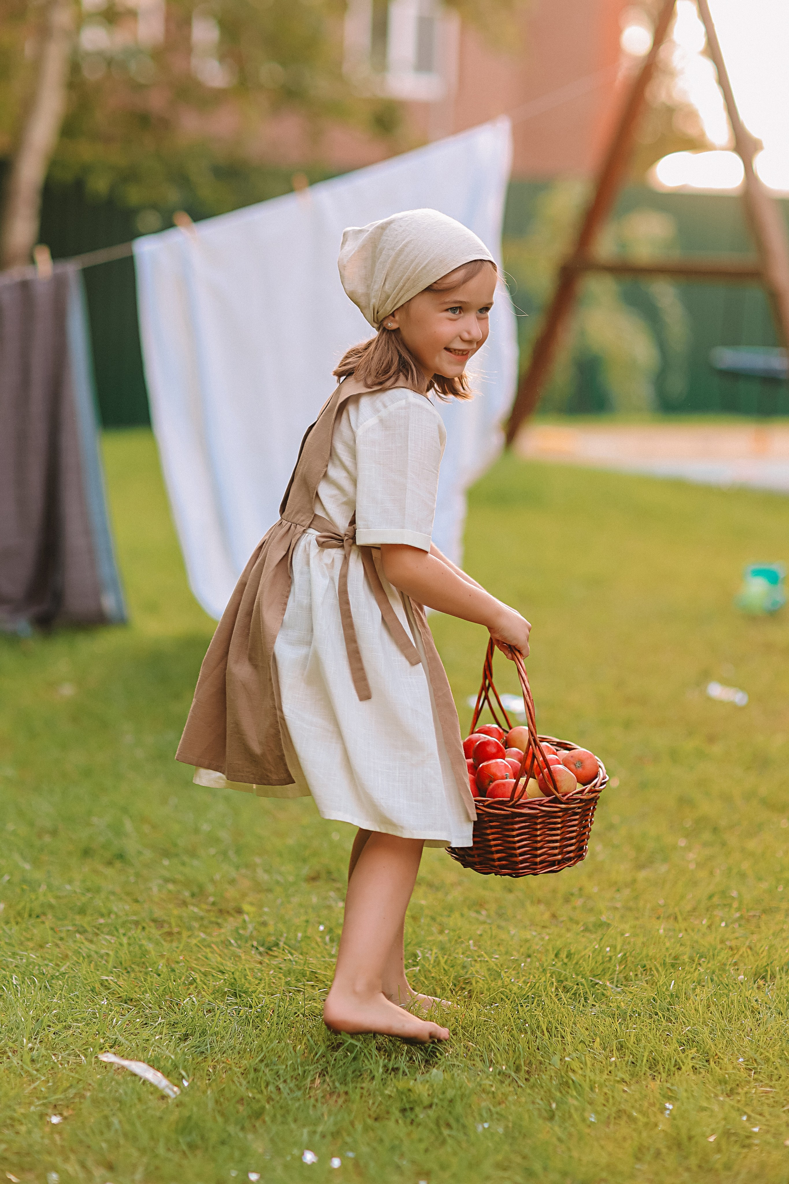 Стирка у дома. Семейный фотограф Тюмень, фотограф на роды Салмина Мария