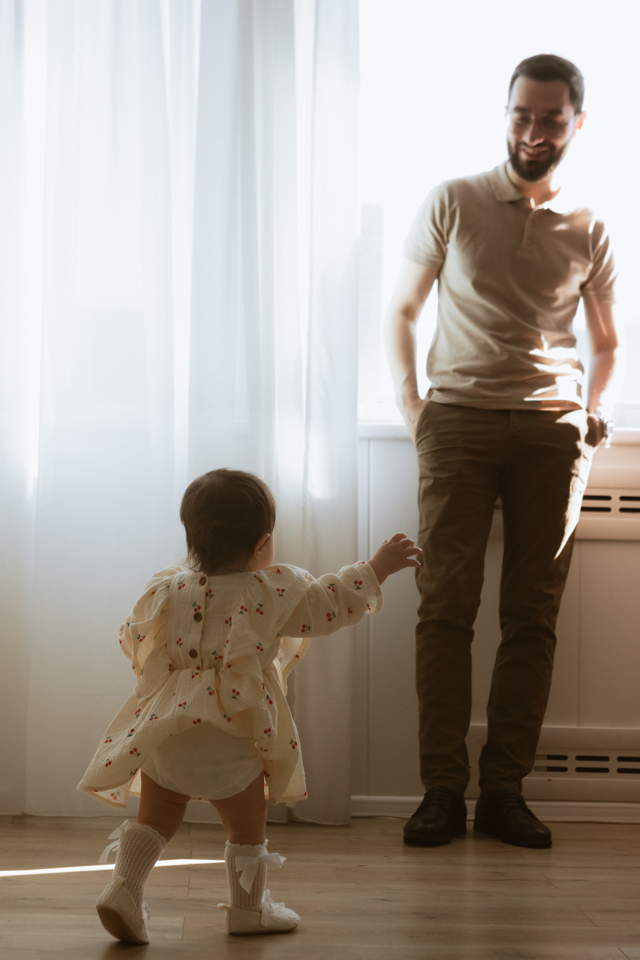 нежная семейная фотосессия с годовалой дочкой в студии, фото папы и дочки, семейный фотограф в Москве