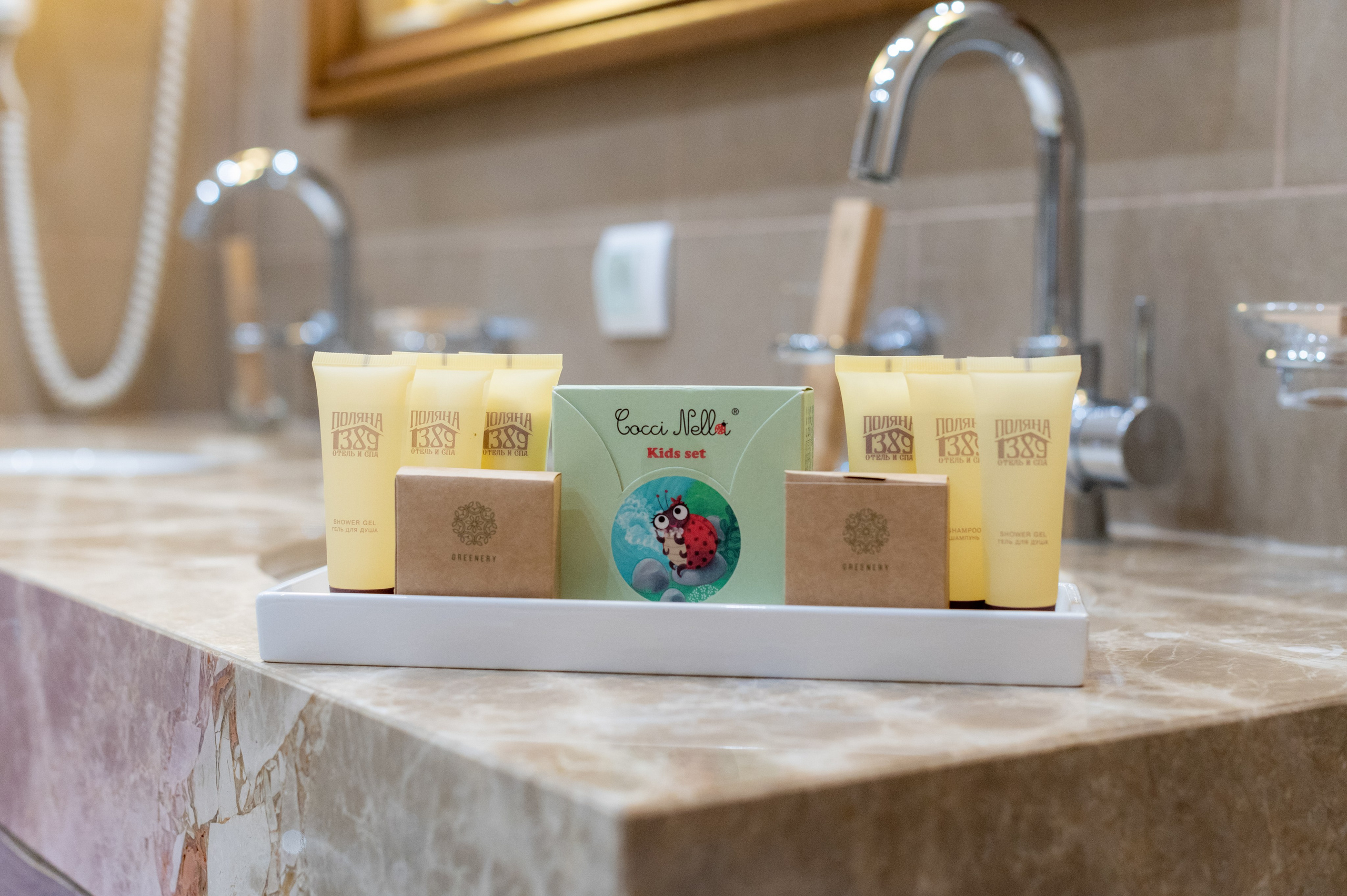 Номер полулюкс в отеле 1389 Газпром Поляна с детскими принадлежностями. Репортажный фотограф в Красной Поляне и Сочи Павлюченко Екатерина