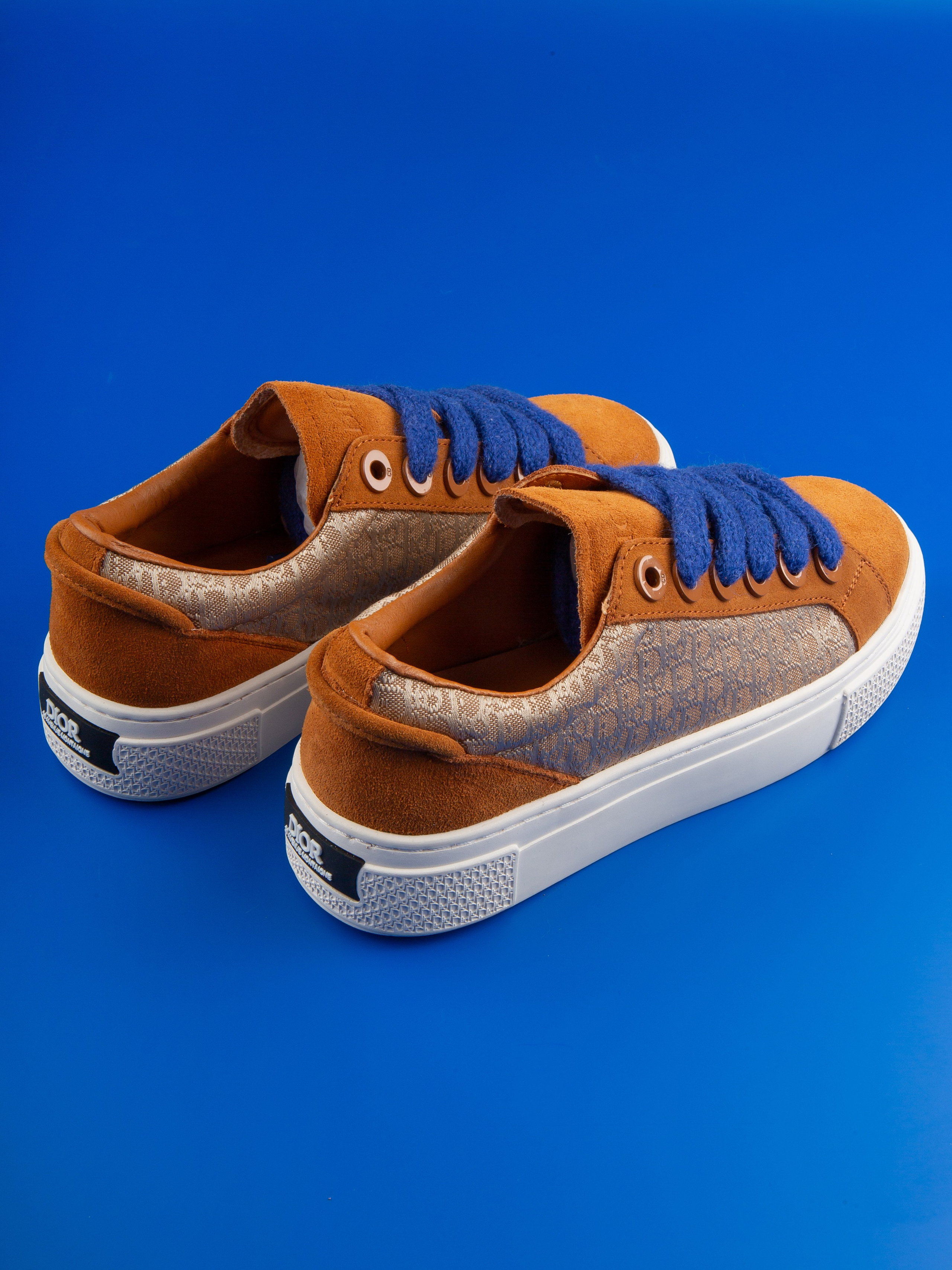 Обувь на цветных фонах. Фотограф Мария Кольцова