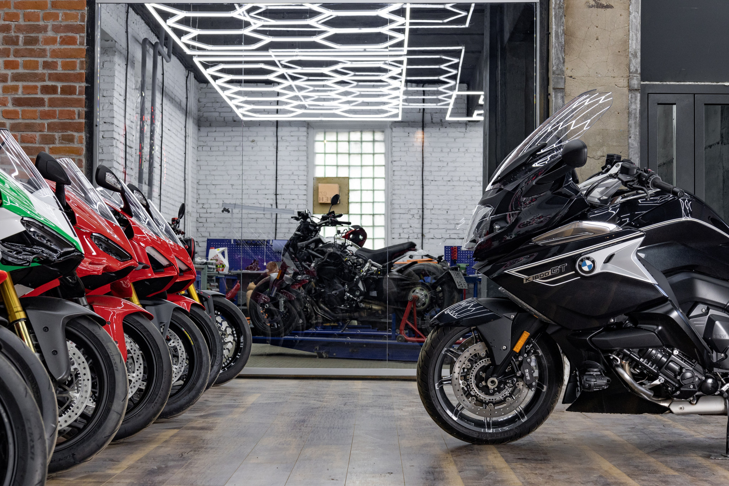 Фотосессия с мотоциклами и автомобилями. Предметный фотограф в Москве и Московской области