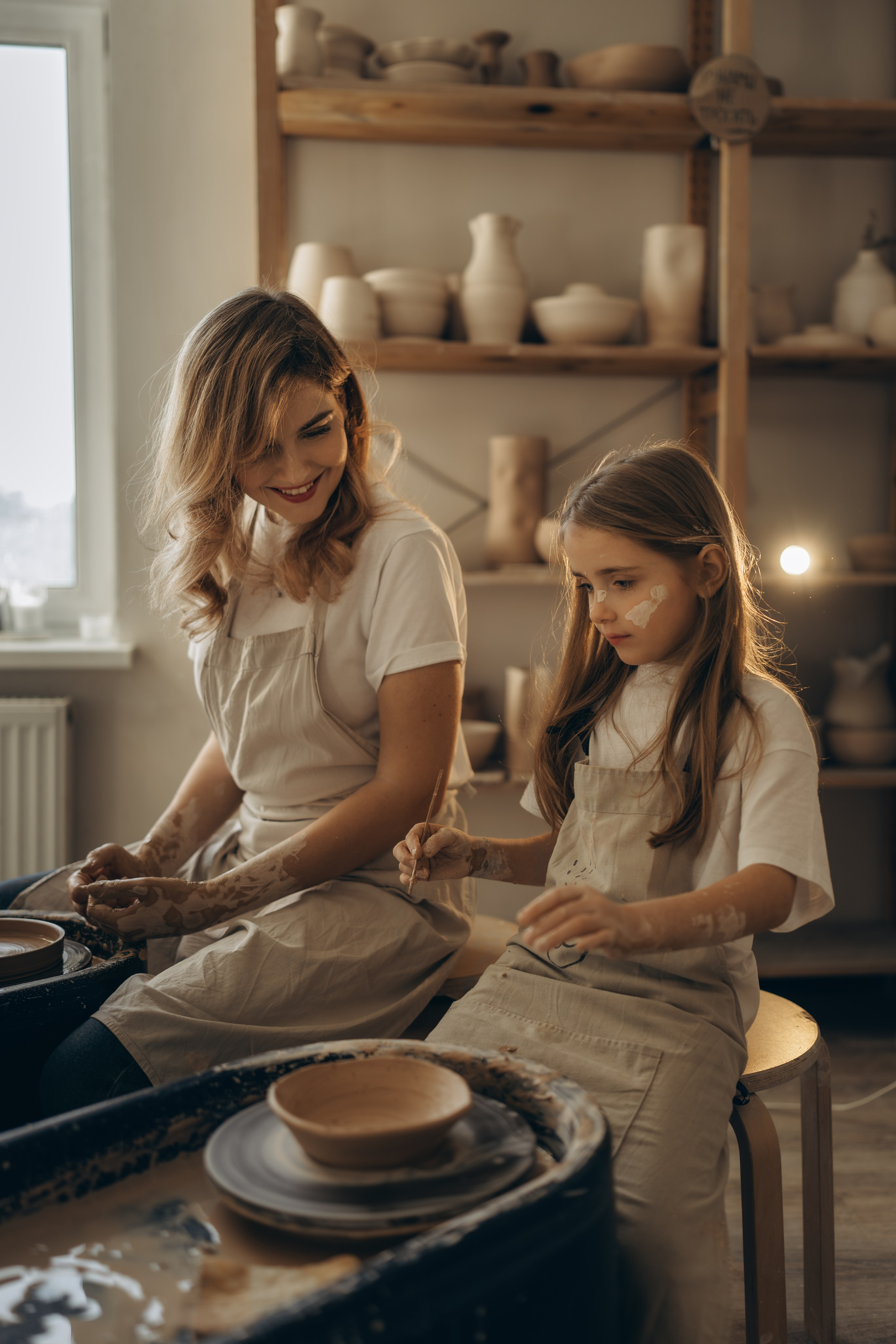 В гончарной мастерской. Семейный фотограф Москва. Фотограф беременности и материнства Москва