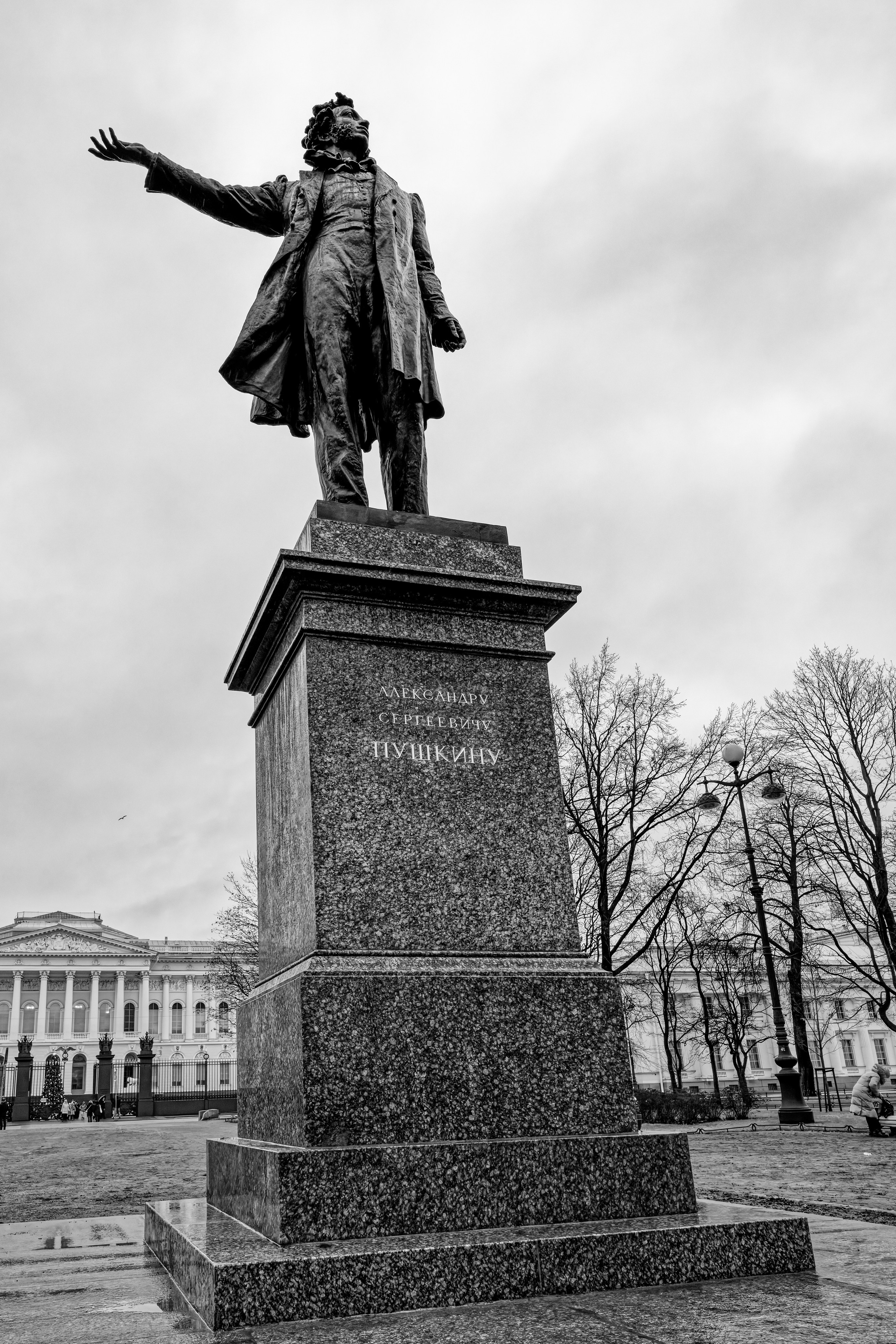 Пушкину Александру Сергеевичу. 1959 год. Скульптор Михаил Константинович Аникушин. Архитектор Василий Александрович Петров. Бронза. Высота скульптуры - 410 см, постамента - 450 см. ОКНФЗ 781510308620006