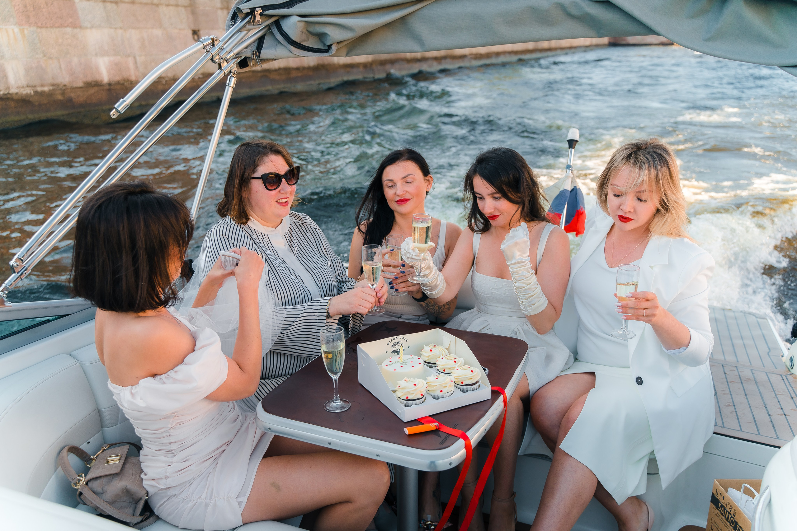 Фотосъемка девичника, встреча девушек, веселые женские портреты