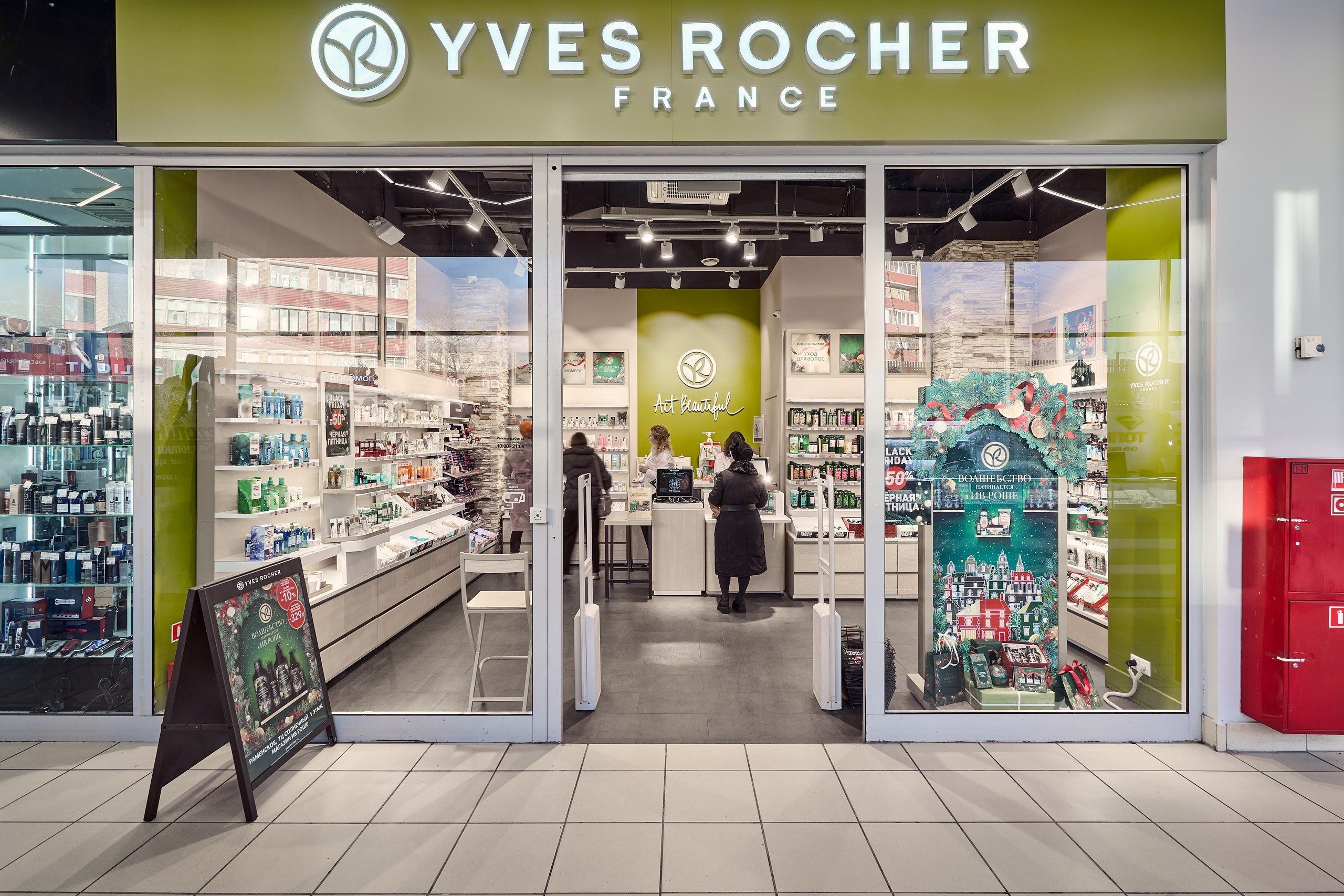 Интерьерная съемка внутри ТЦ "Солнечный", фронтальный ракурс на павильон Ив Роше