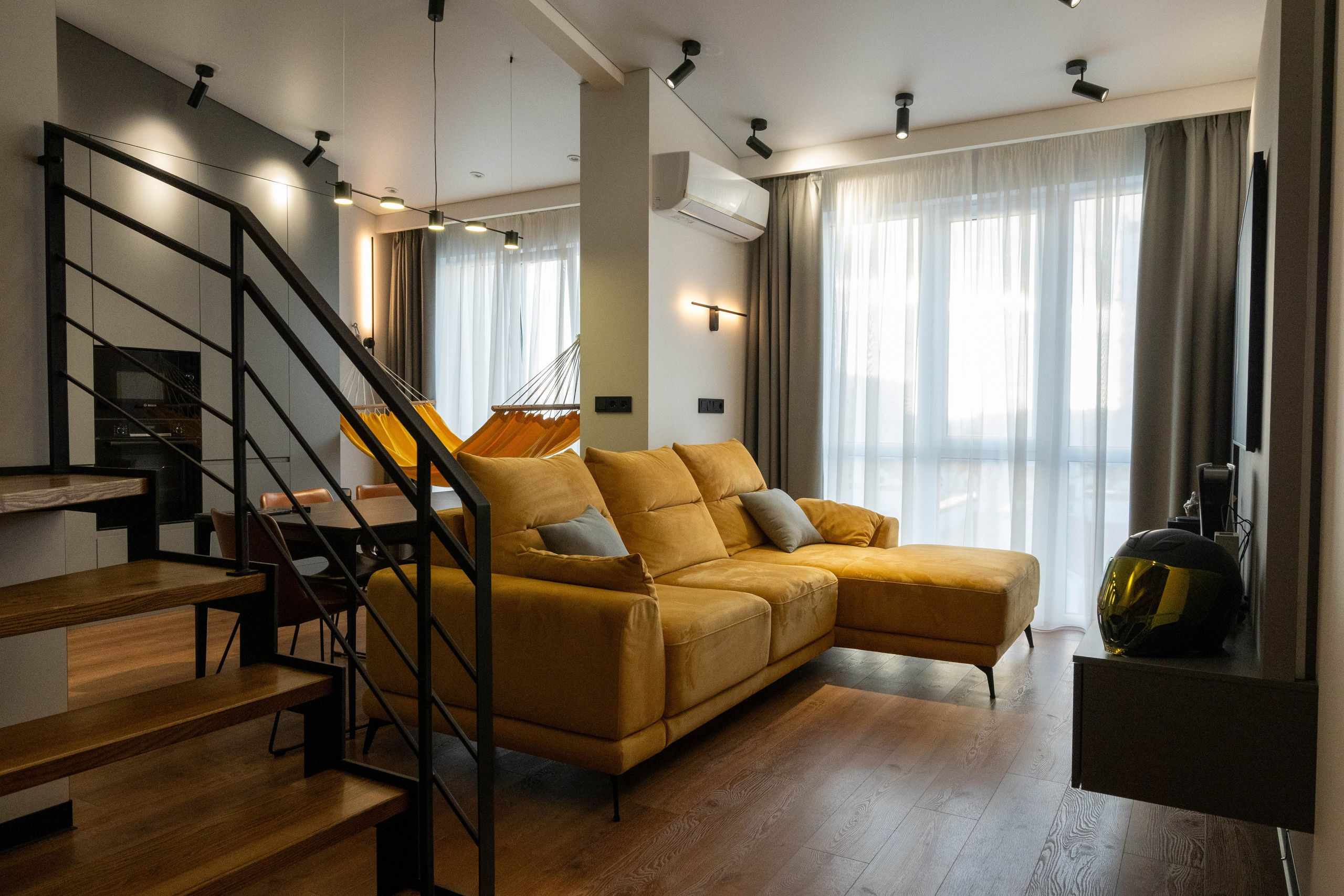 The apartment is on two levels. Fotograf Dmitrii Donets