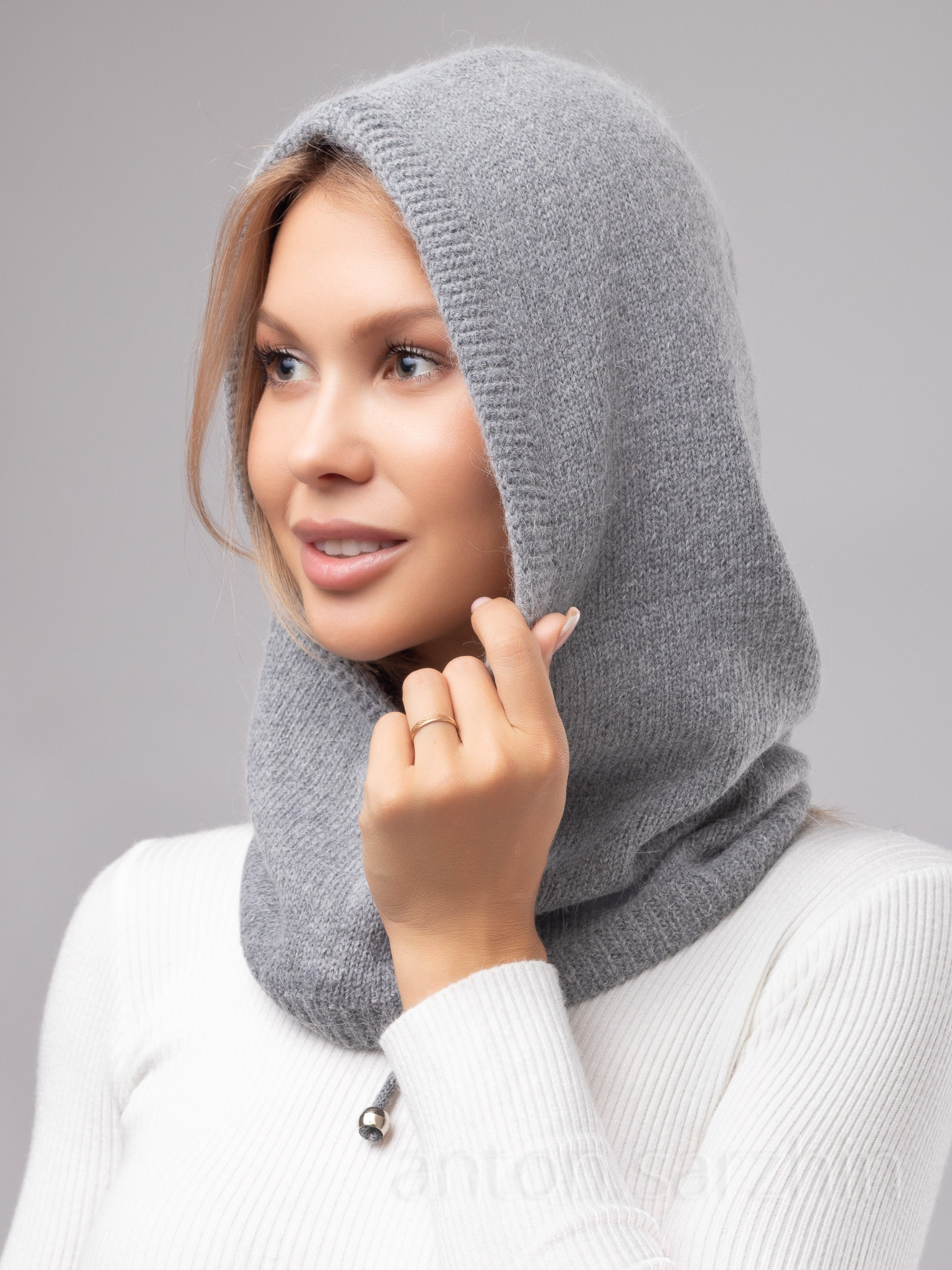 Капор женский на модели в студии