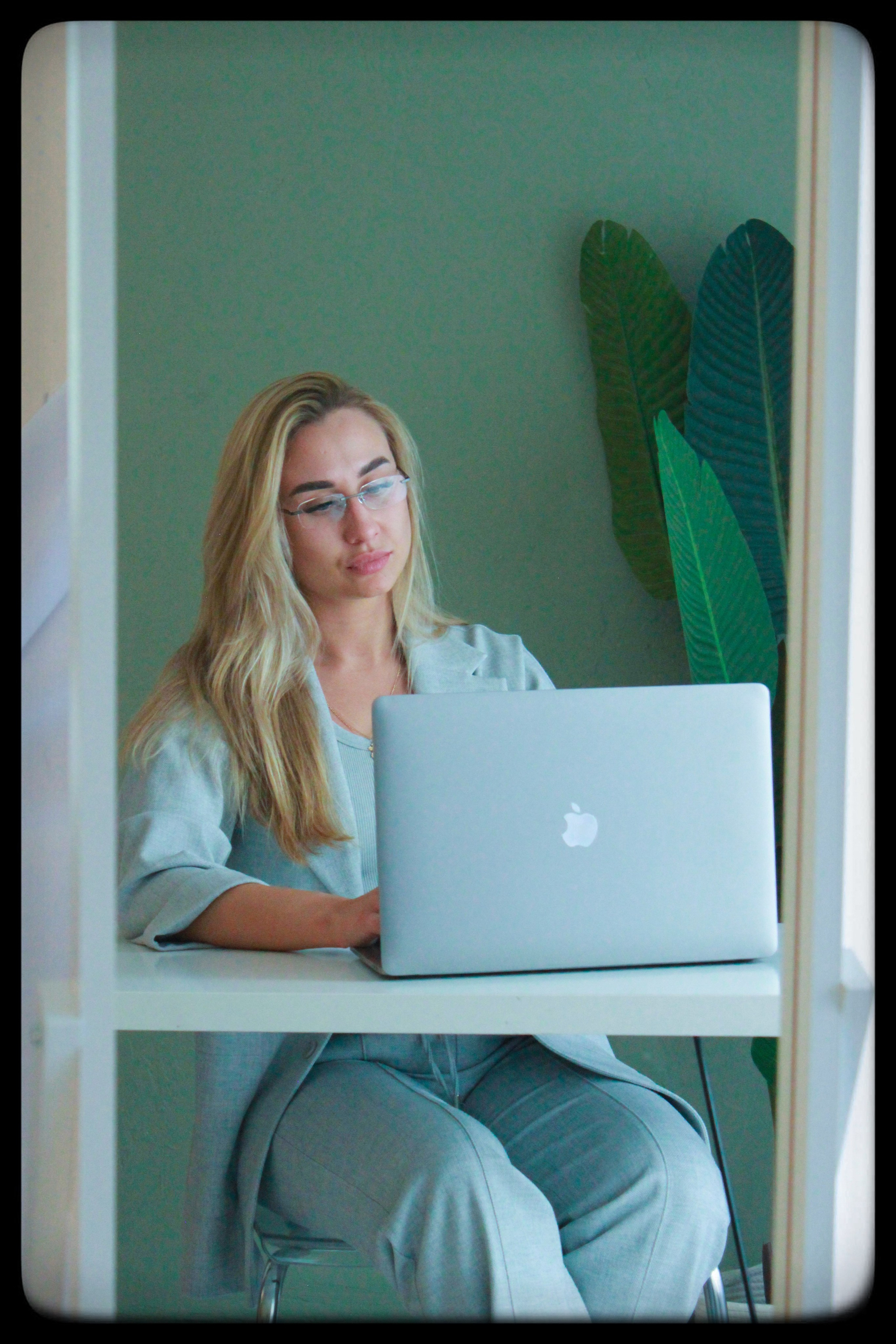 Фотосессия в студии,фото отражения в зеркале.Деловая фотосессия. Мария Чашина. Семейный и детский фотограф г. Москва