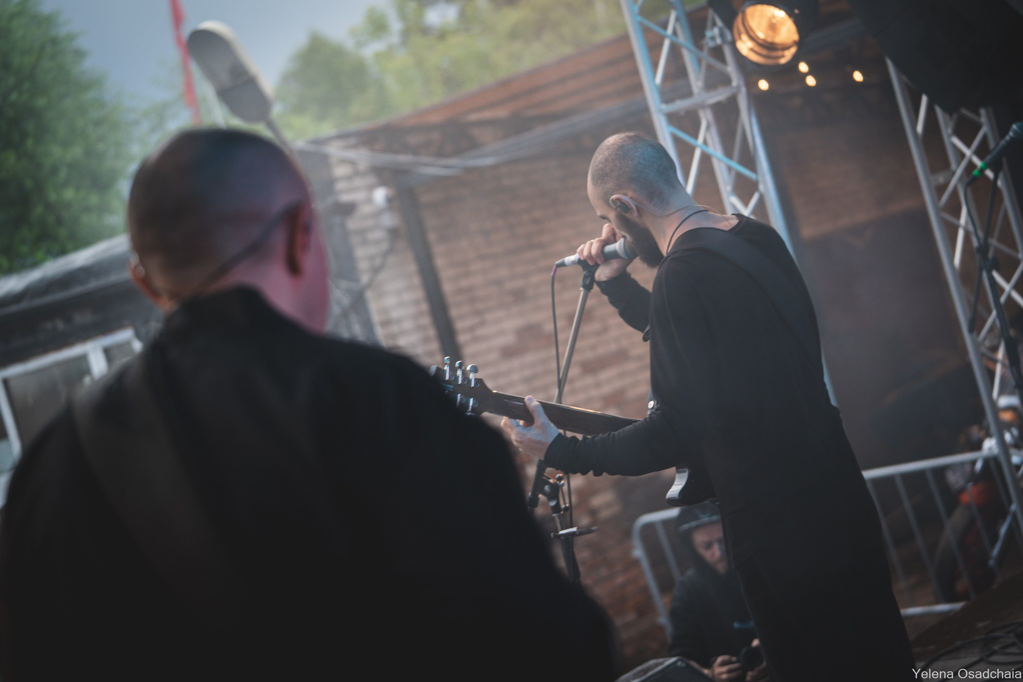 Живой 2025 — День 1. Елена Осадчая — фотографирую музыку на сцене и в жизни