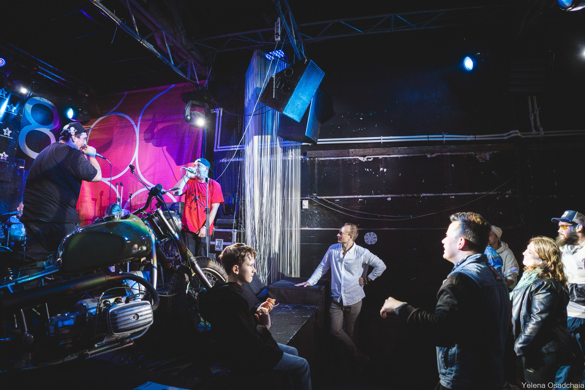 Живой 2025 — День 1. Елена Осадчая — фотографирую музыку на сцене и в жизни