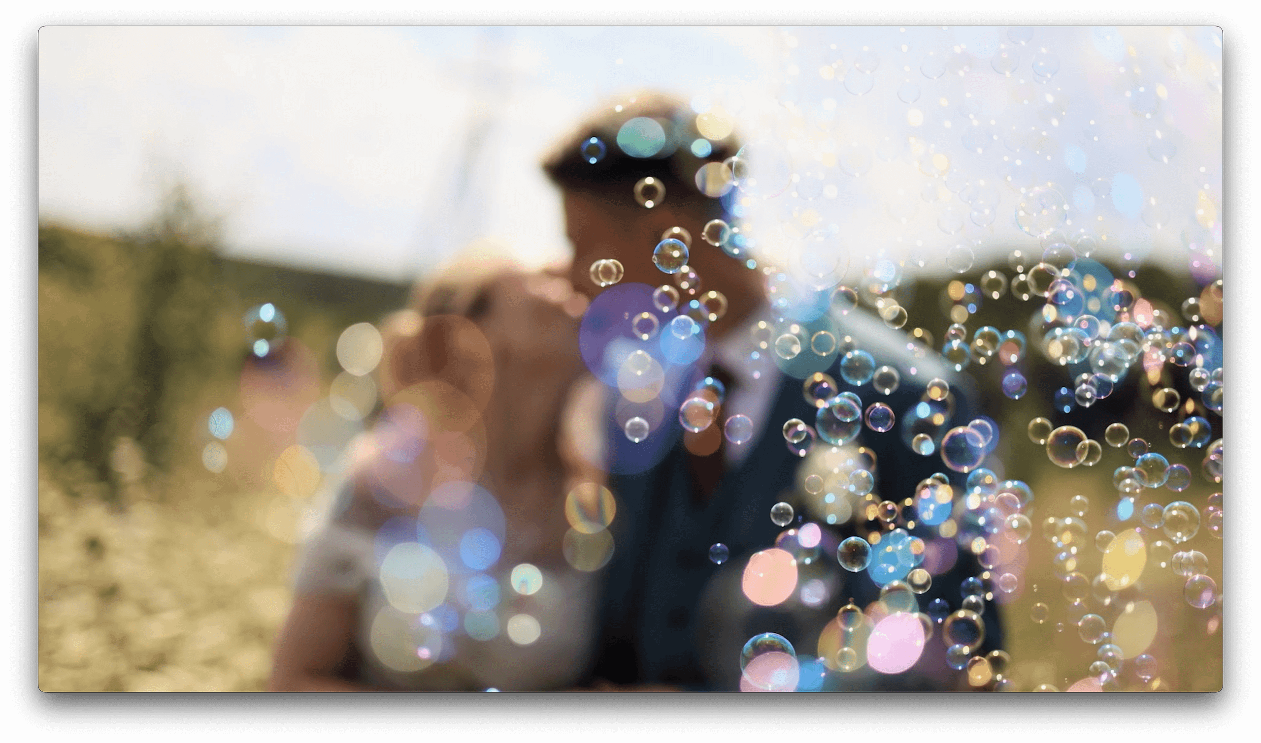 Молодожены делают видеосьемку с мыльными пузырями