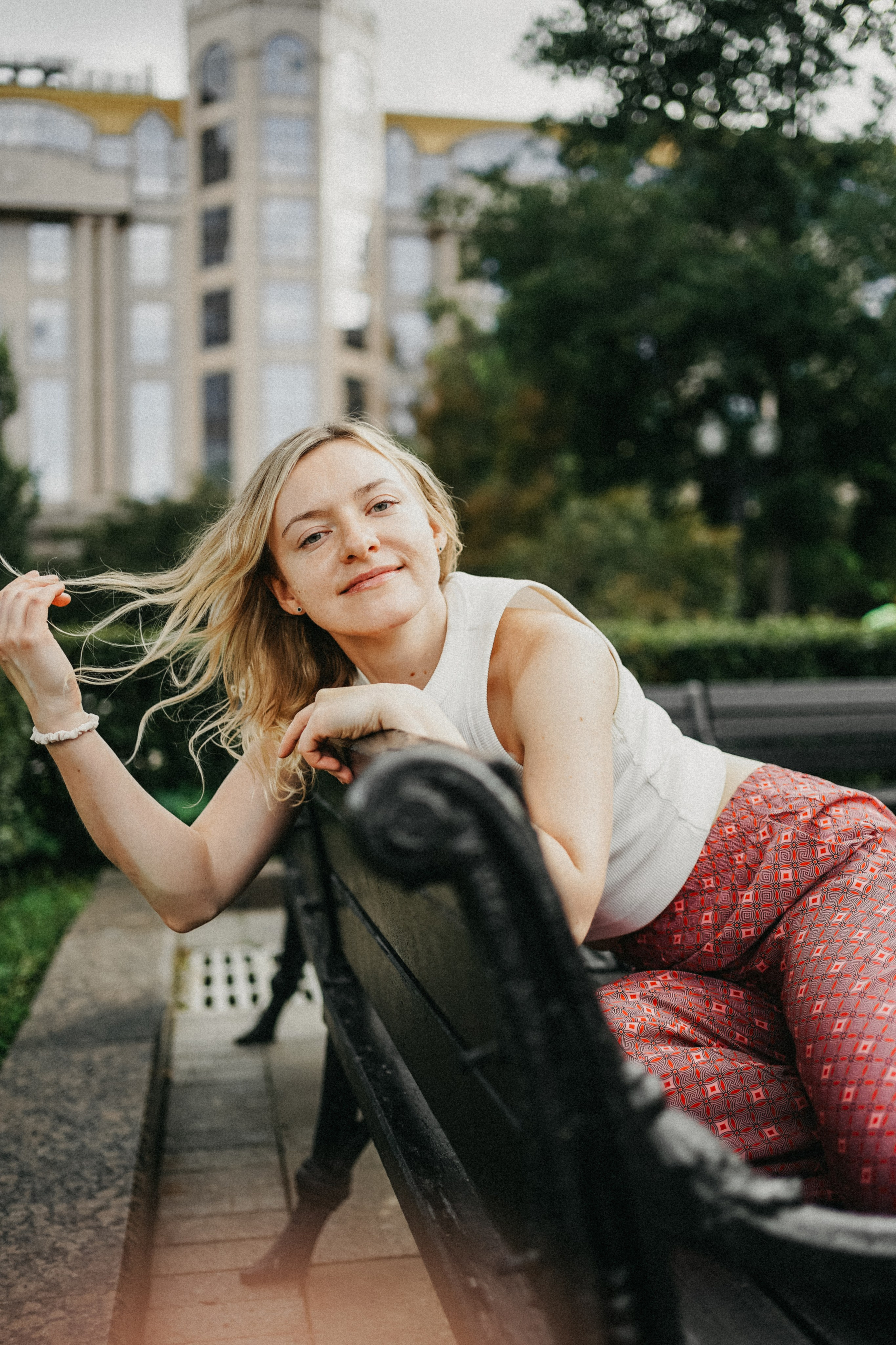 Девушка по городу шагает босиком. Фотограф Наталья Колганова