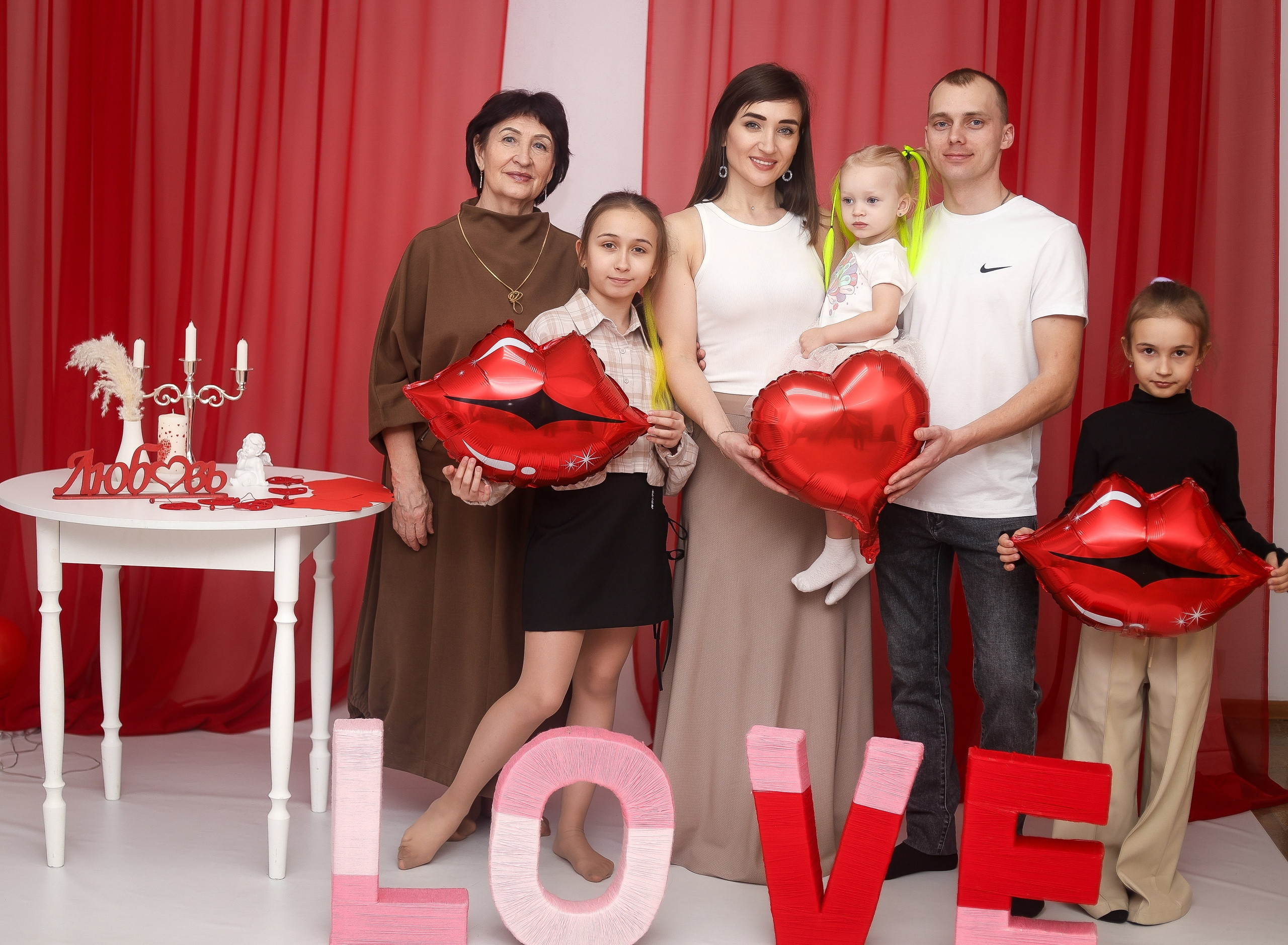 Семейные фотосессии студийные; новогодние, тематические, домашние и тд. Выпускные альбомы для школ и Детских садов в Барнауле /Выпускные/Свадебные/Детские/Семейные и др. виды съёмок /Фотограф Вера Валейко