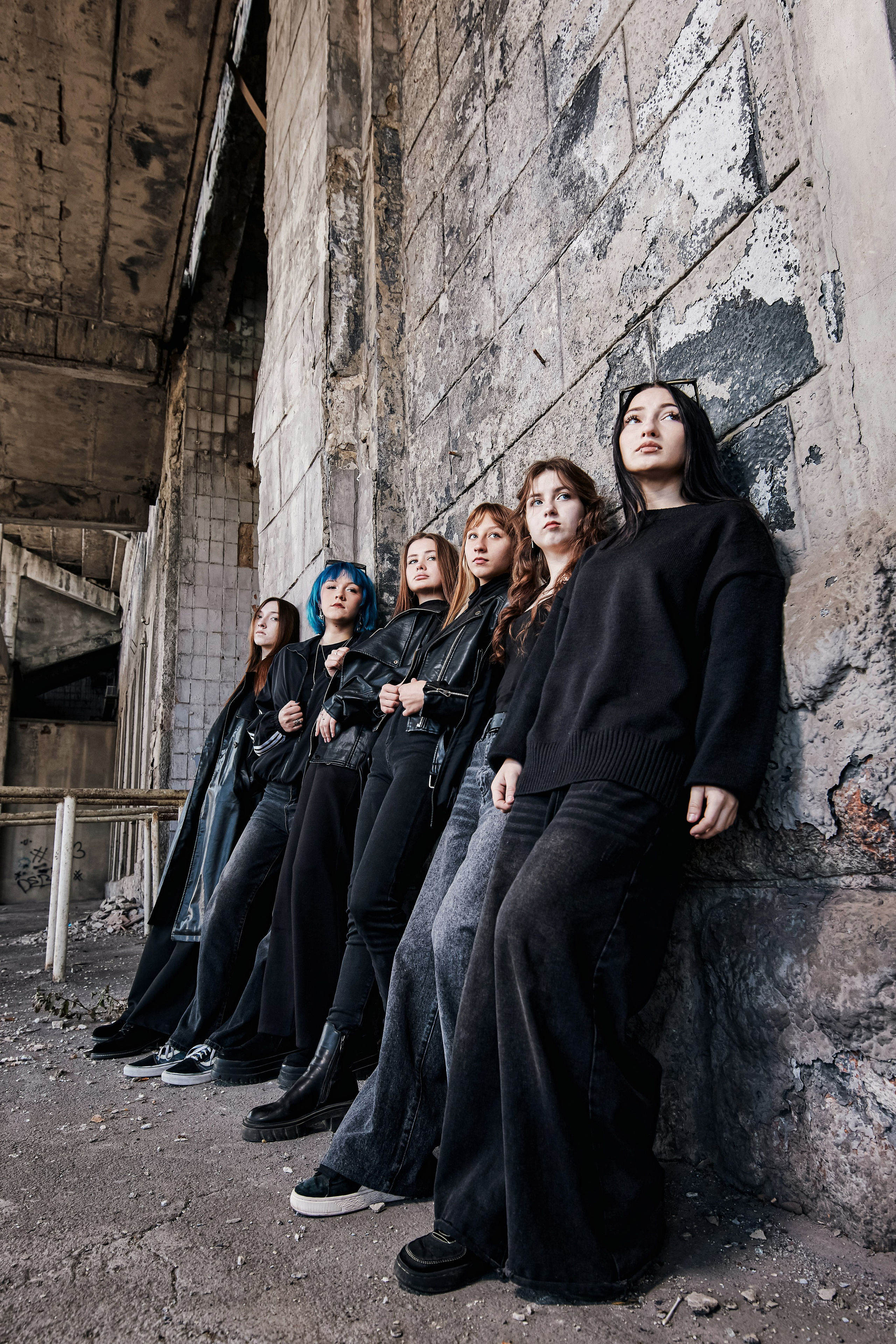 ШКОЛЬНИКИ. ВОЗЛЕ ПАРКА ЩЕРБАКОВА. Фотограф Татаринов Андрей (Донецк / Макеевка)