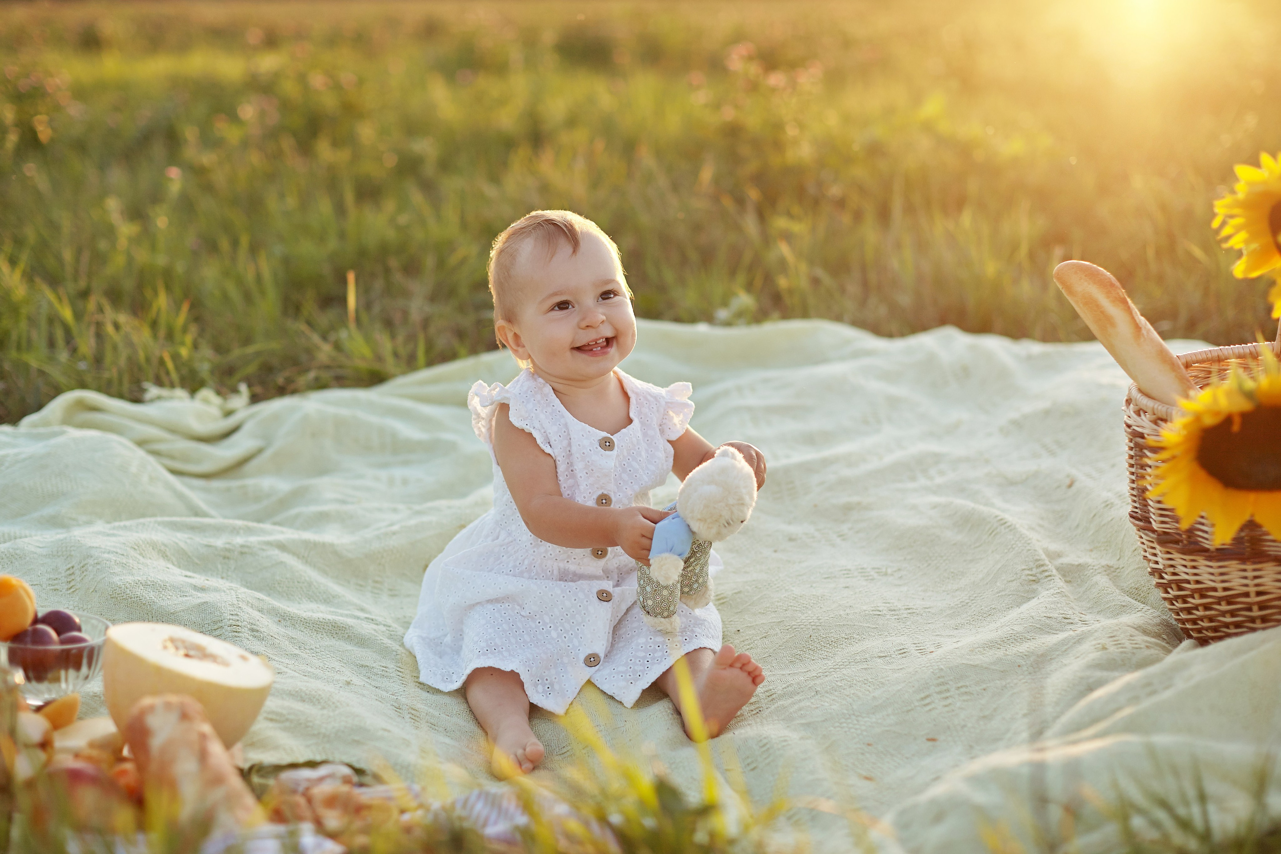 Мама с дочкой в поле на закате. Фотограф Ольга Ефремова