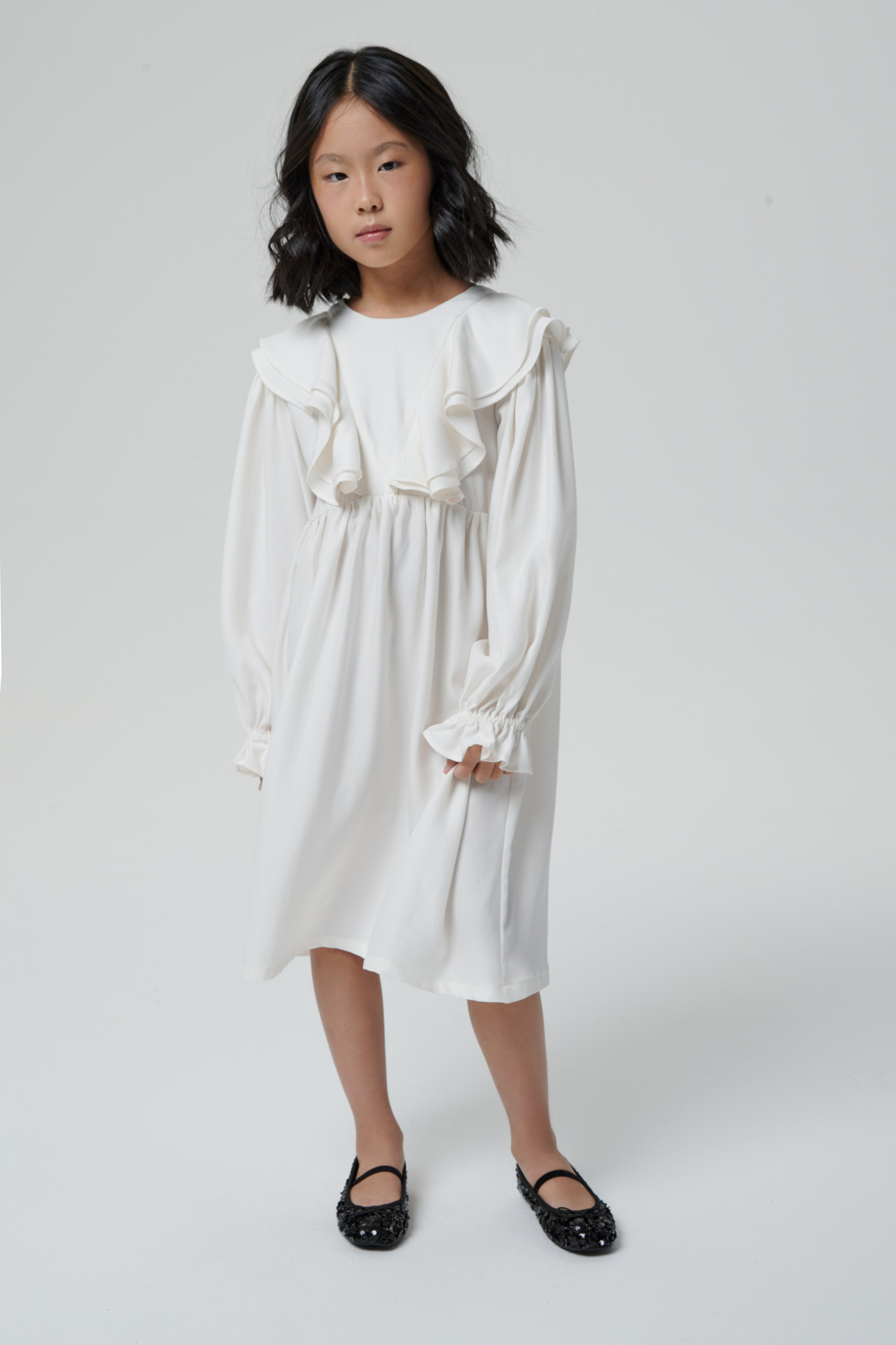 Каталожная съёмка для бренда одежды — Nunkie StoreПрофессиональная студийная съёмка для интернет-магазина. Задача — показать посадку, фактуру и детали одежды на модели в нейтральной среде. Чистый фоновый свет, ровные ракурсы и фокус на товаре — идеальный формат для маркетплейсов и брендовых сайтов.Съёмка проведена с учётом требований к каталожным фотографиям: минимализм, читаемость силуэта, точная цветопередача. Благодаря продуманной световой схеме съёмка прошла быстро и эффективно. Также обеспечил техническую реализацию света как гафер.