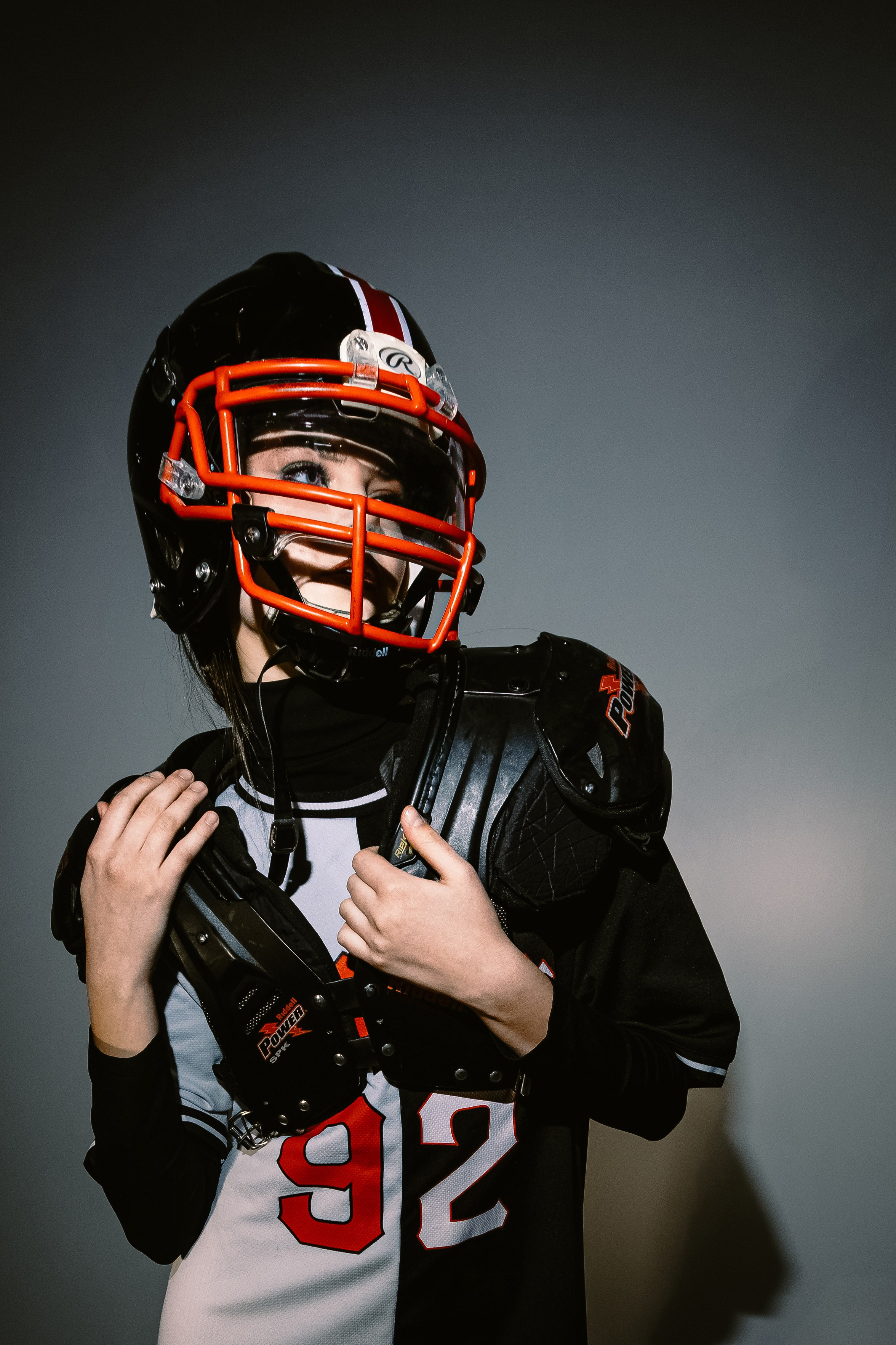 американский футбол, спортшик, фотосессия творческая, студийный свет, женская фотосессия