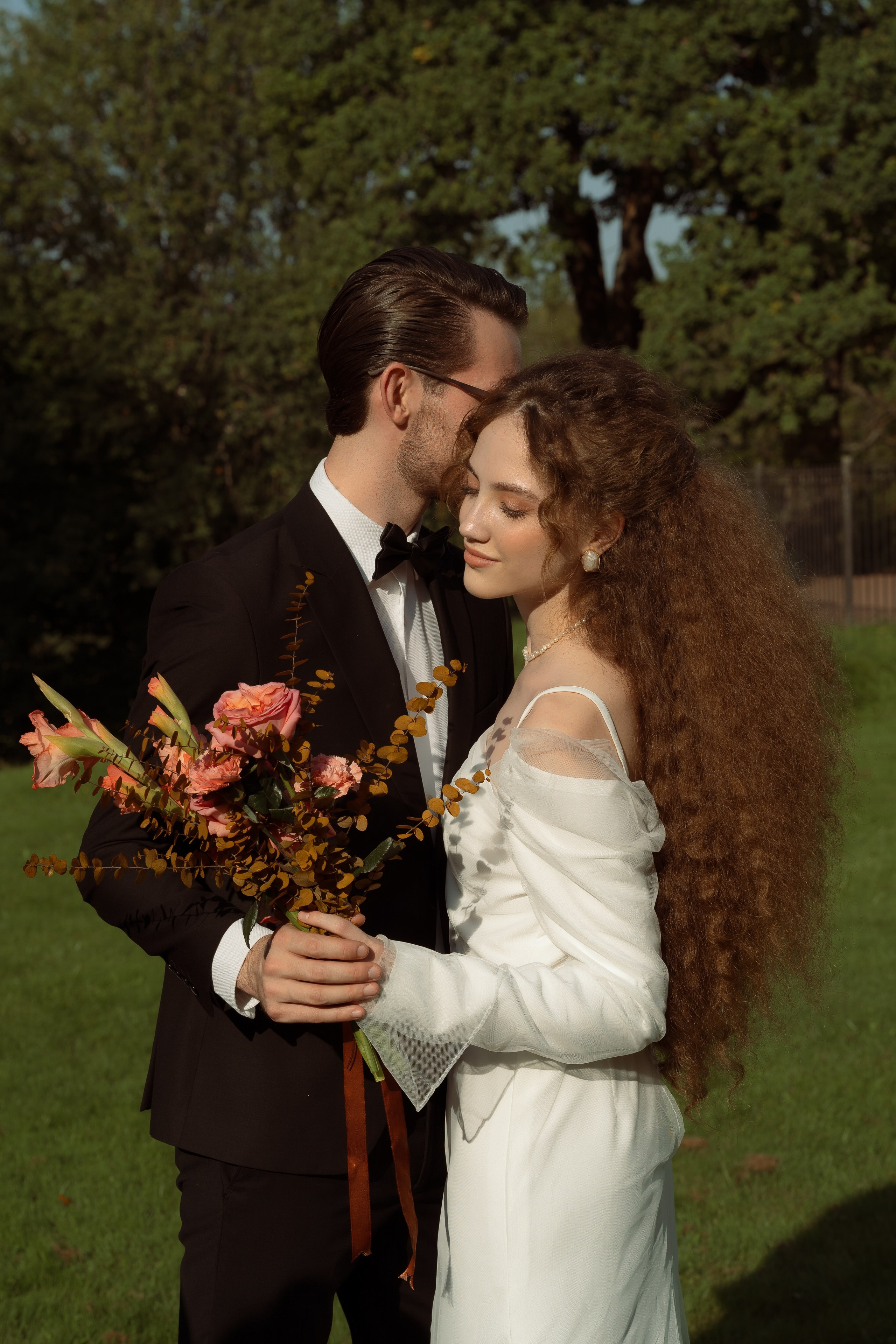 Свадебная прогулка в парке Александрия. Свадебный фотограф Дмитрий Родионов — Санкт-Петербург и Ленинградская область