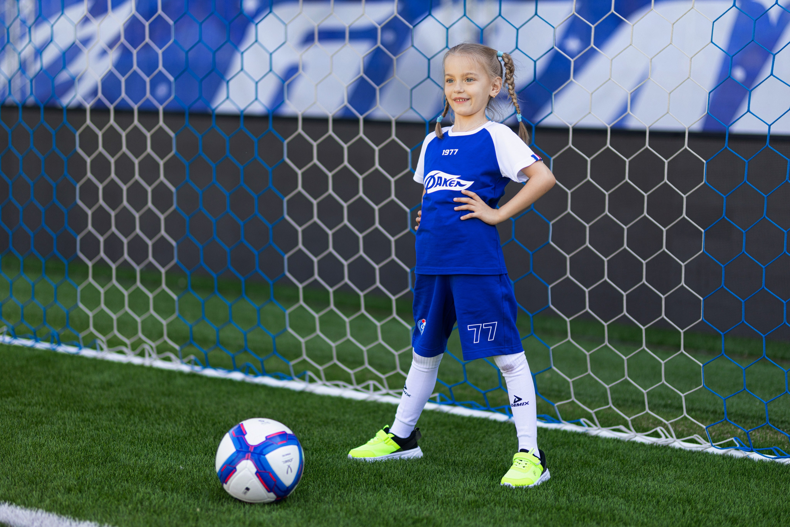 Детский портрет с Алисой на футбольном стадионе. Дмитрий Шульгин, портретный фотограф в Воронеже