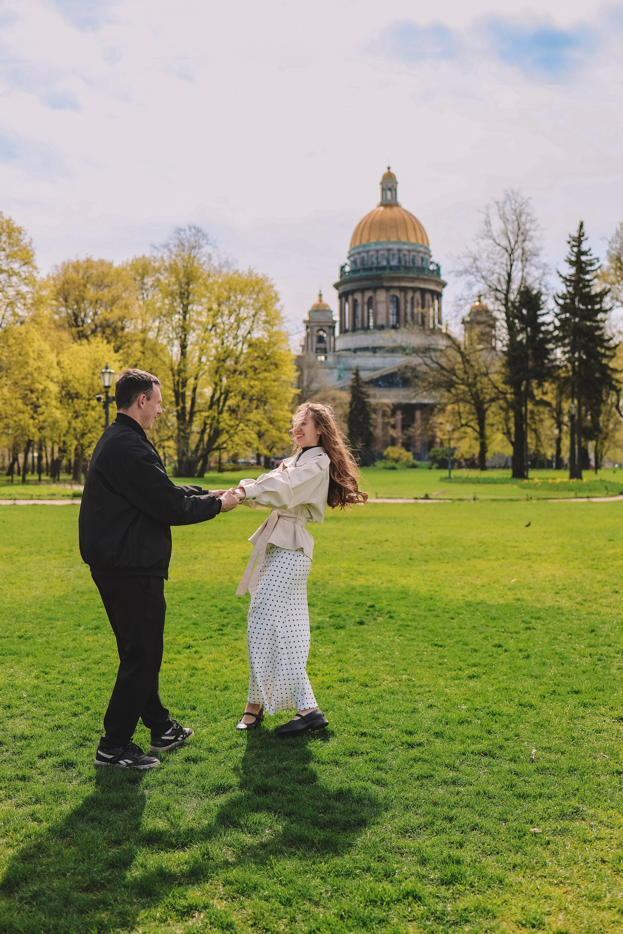 Летняя фотосессия лавстори в красивом парке Санкт-Петербурга
