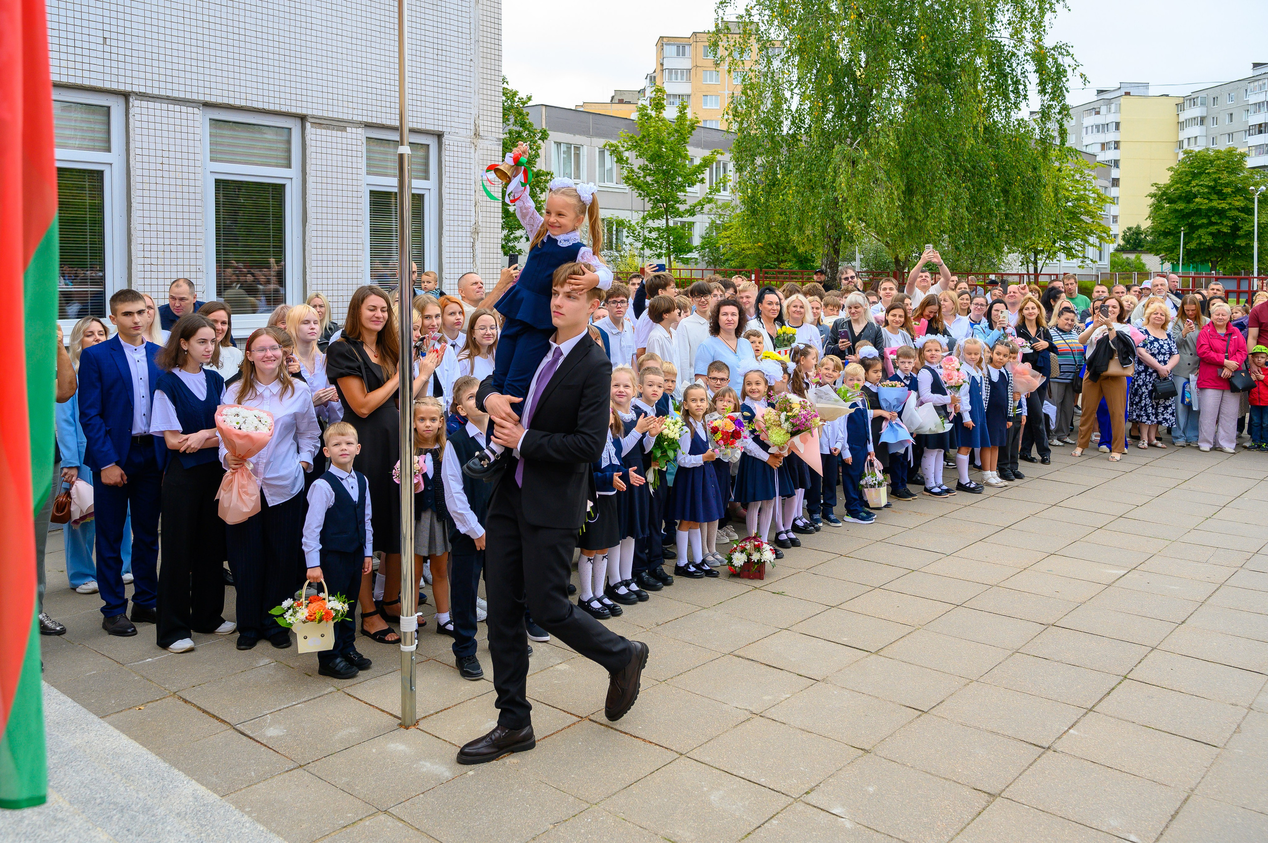 Вот звучит первый звонок, перед этим долгое приготовление к новому этапу в жизни, Яромир идет в школу. Фотоуслуги, услуги фотографа, фотографирование важных событий