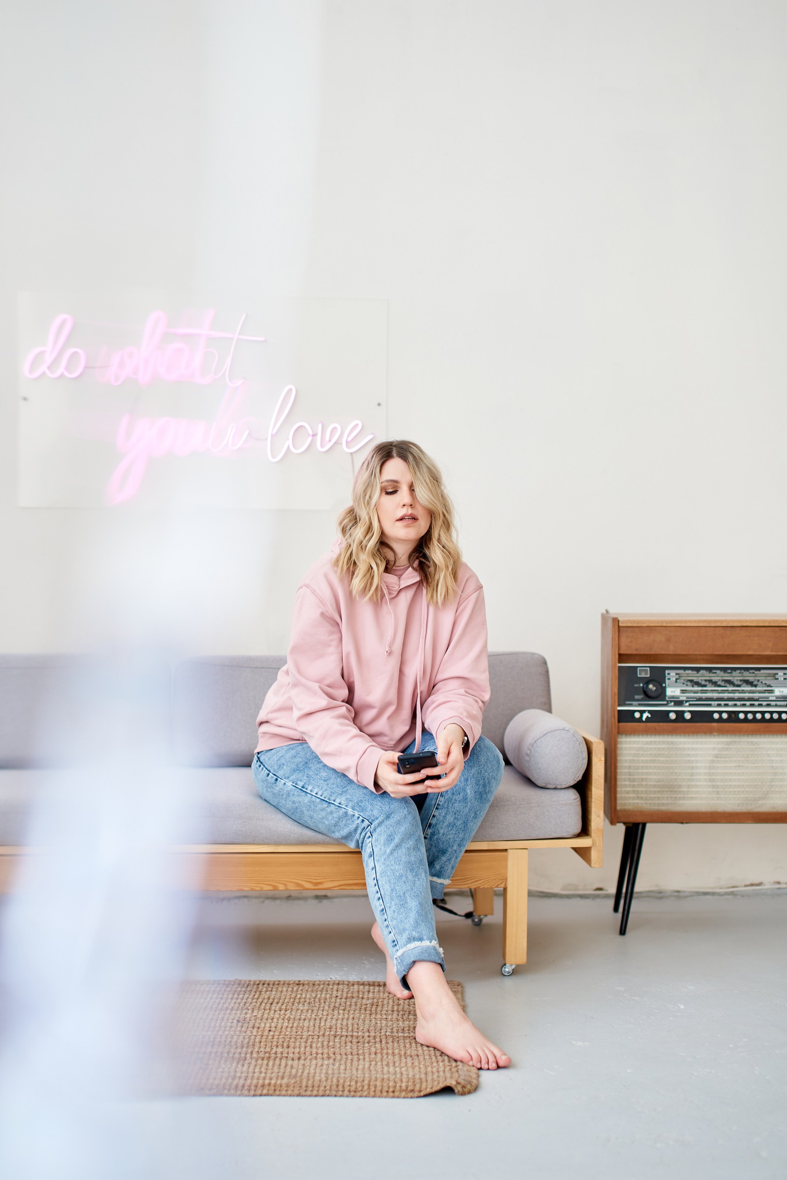 Портреты для Татьяны в студии с минималистичным дизайном. Репортажный и женский фотограф в Новосибирске