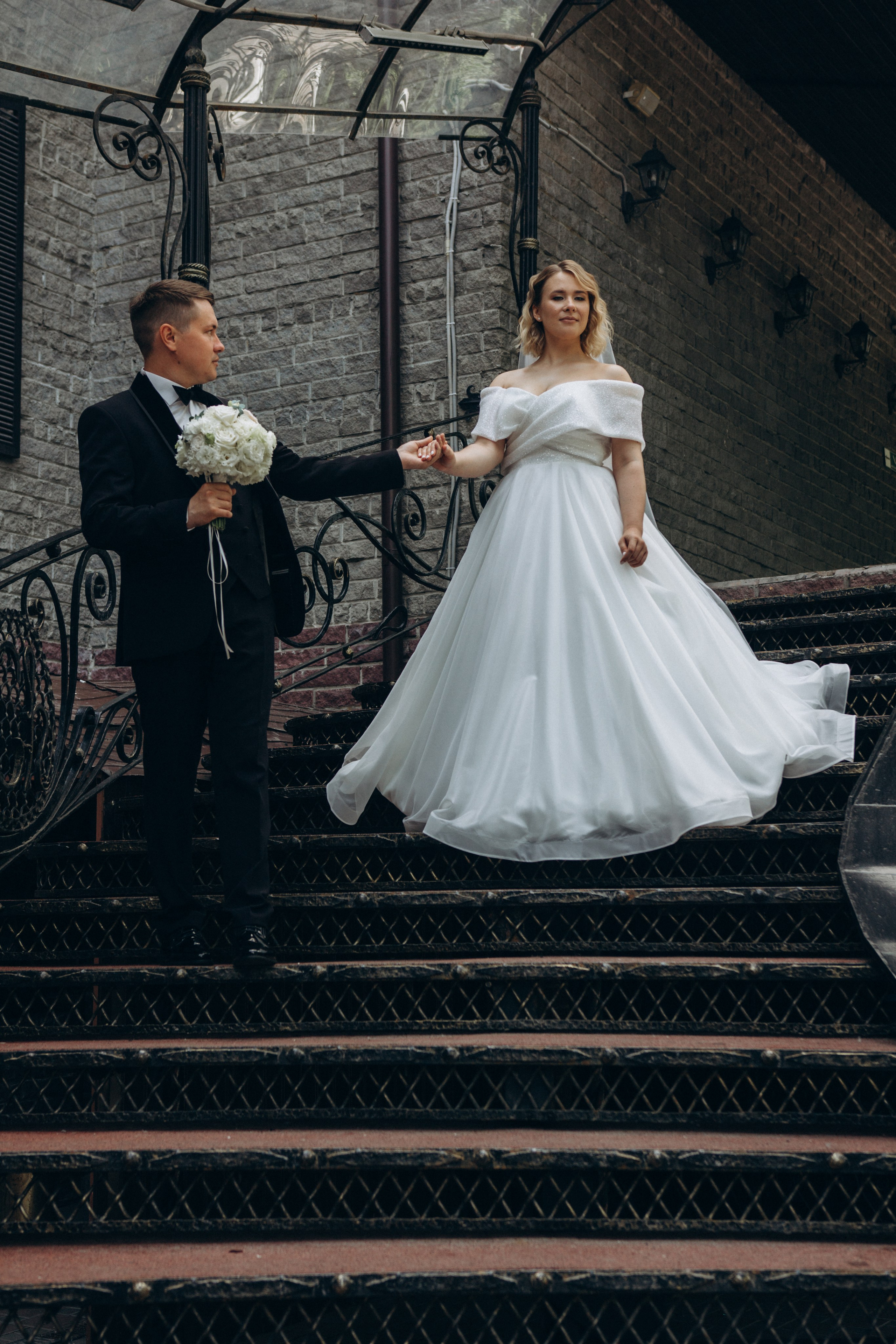 жених и невеста на прогулке