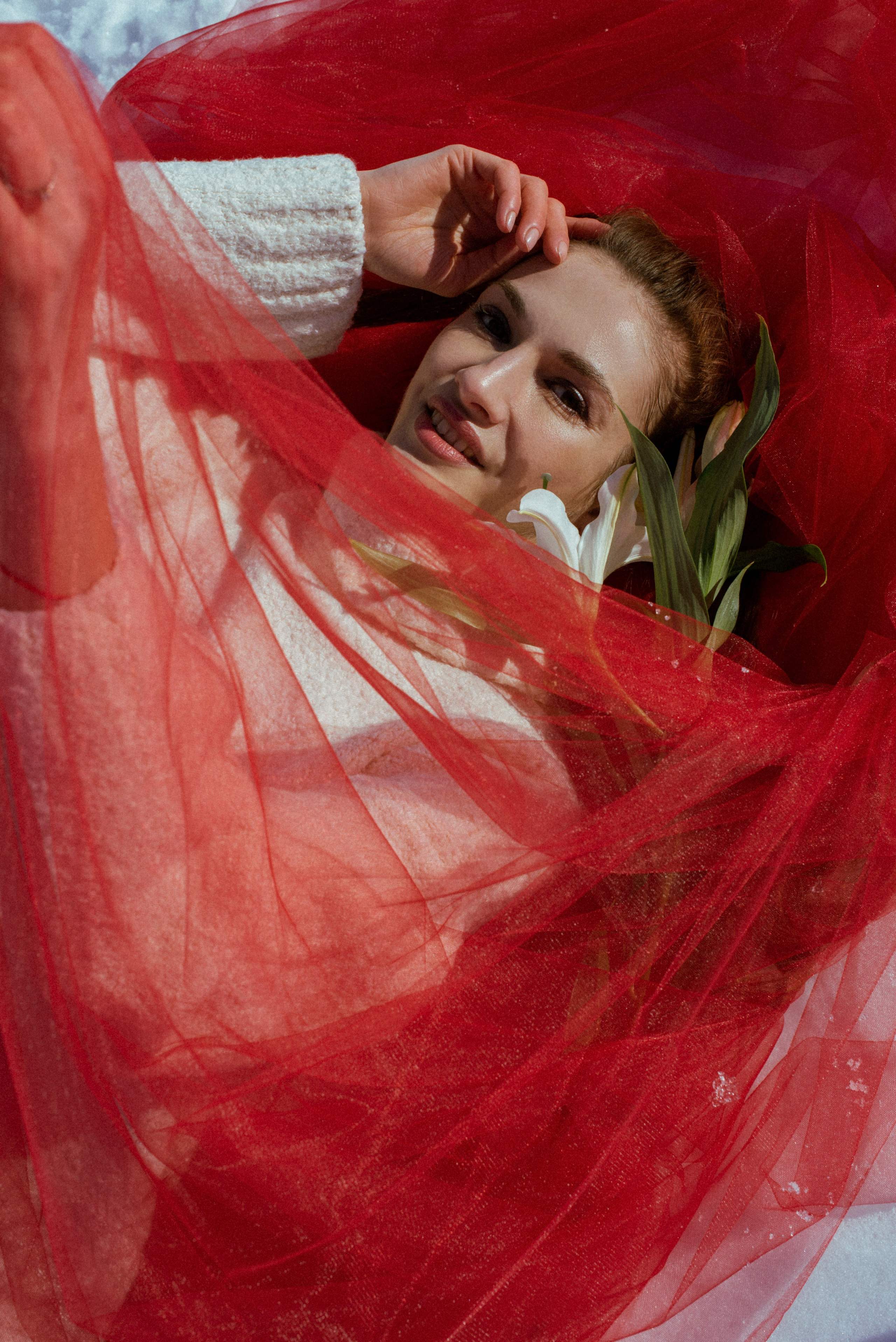 Просвечивающий фатин создаёт художественный эффект: девушка в свитере.