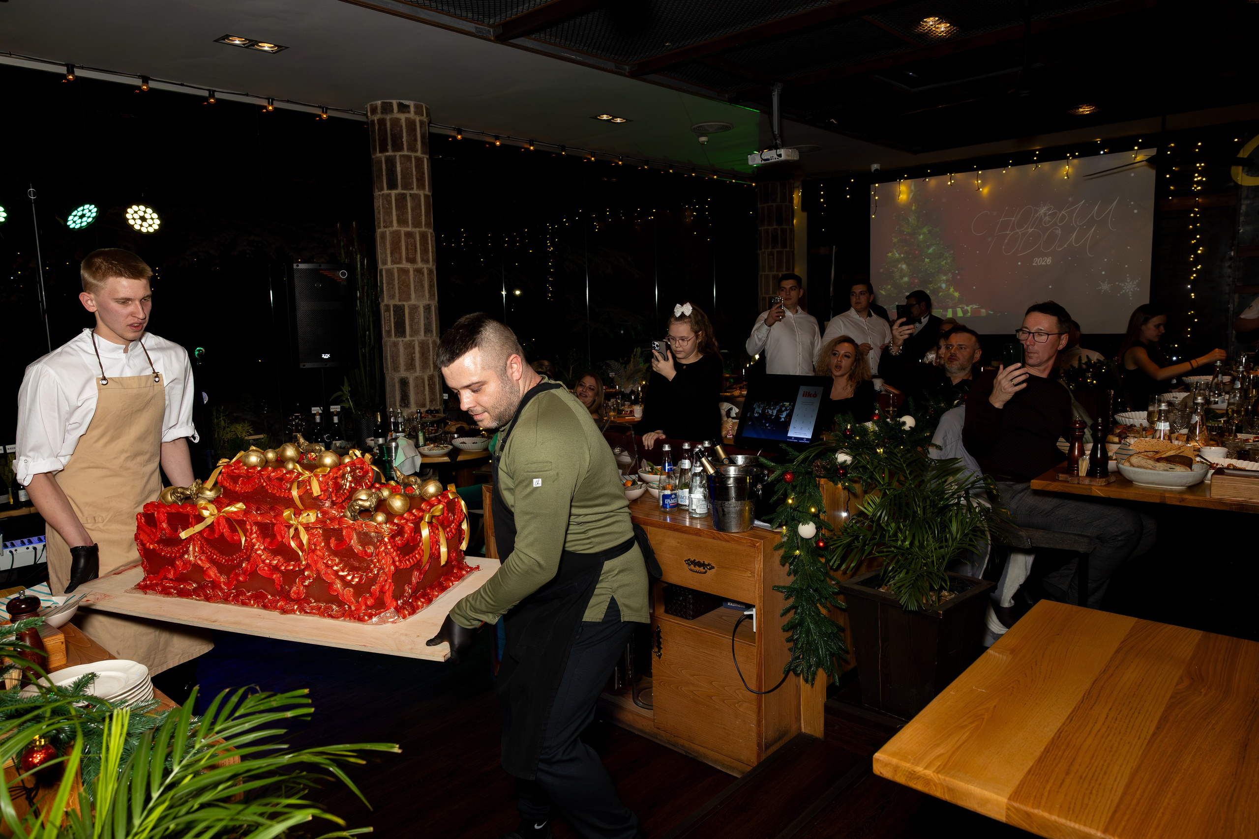 Новогодняя ночь 2026 в панорамном ресторане «Чайка». Дженбаз Павел — фотограф в Ялте