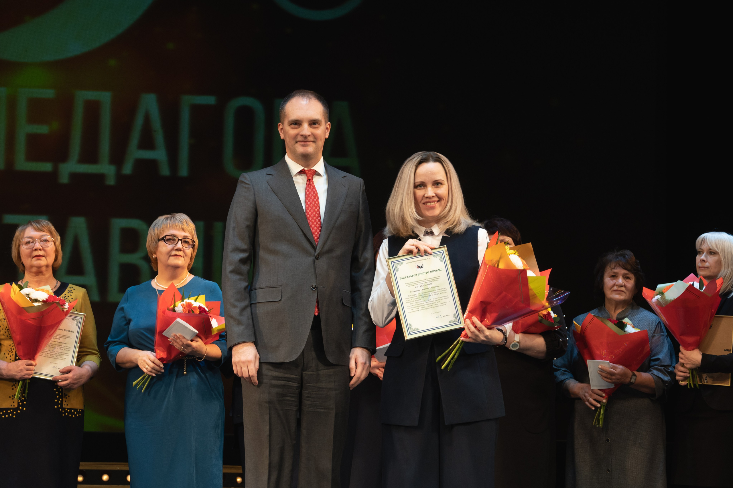 Музыкальный театр. Занимаюсь профессиональной фотографией и живу рядом с Байкалом. Работаю в разных жанрах