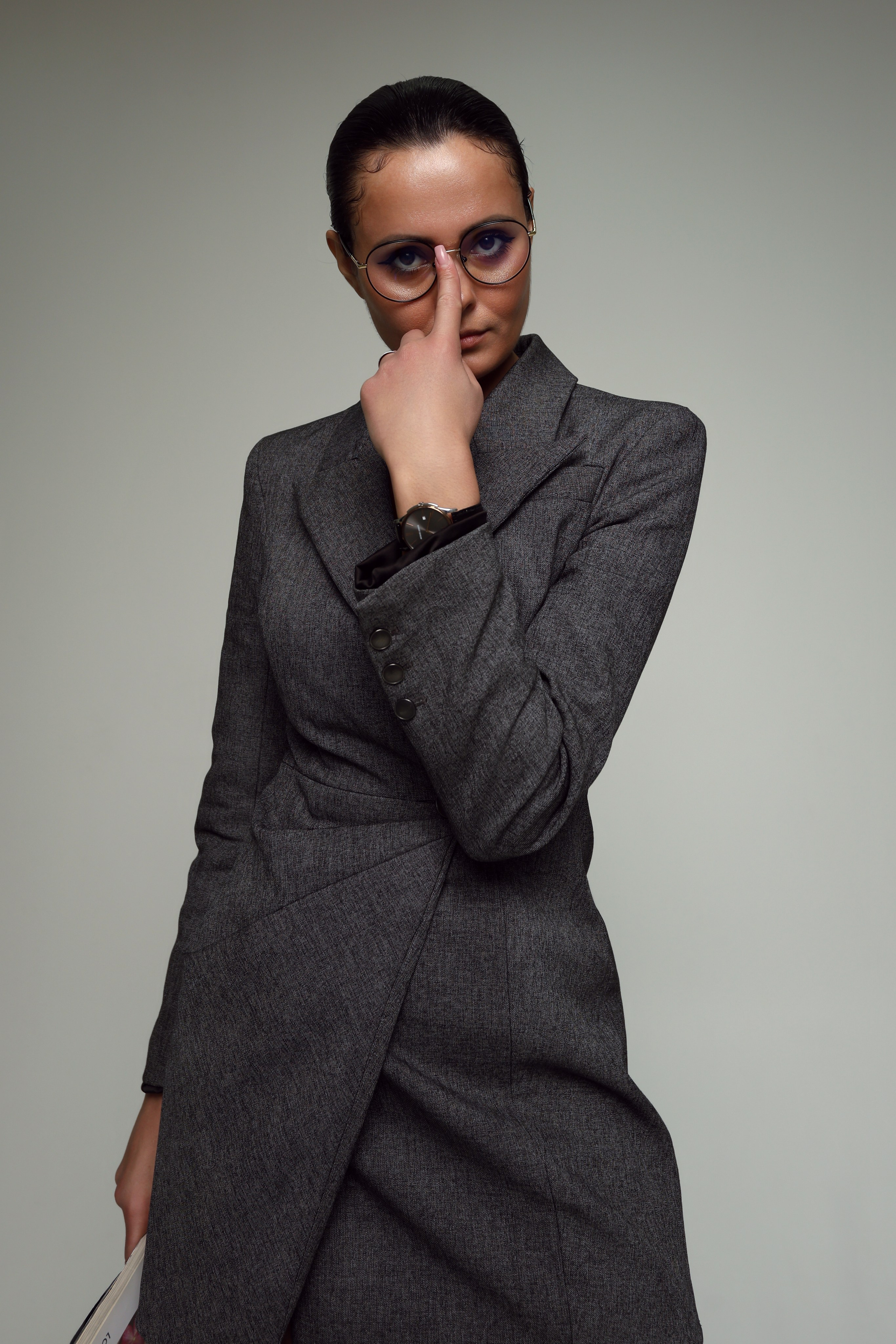 красивая девушка в строгих очках, фотосессия в Краснодаре