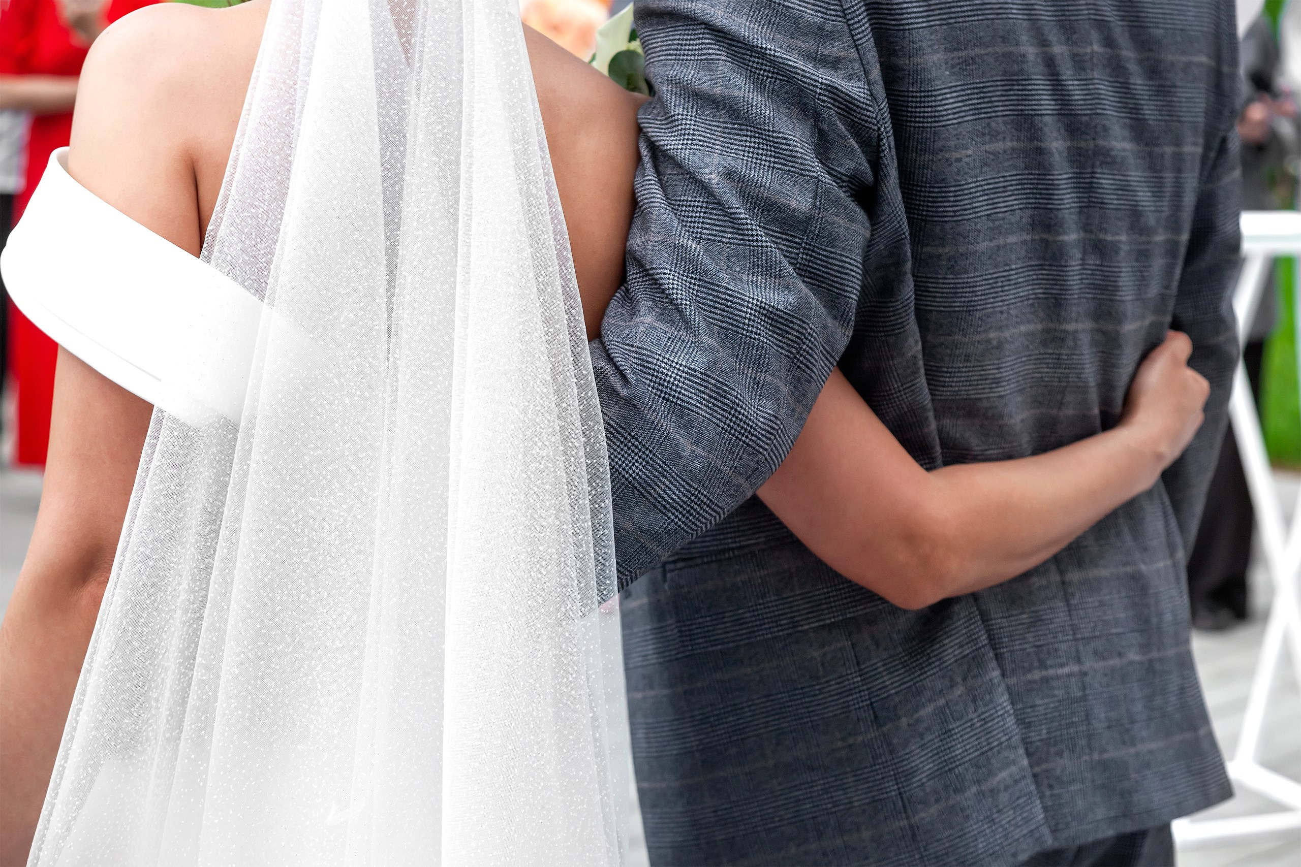 Жених и невеста со спины в момент росписи