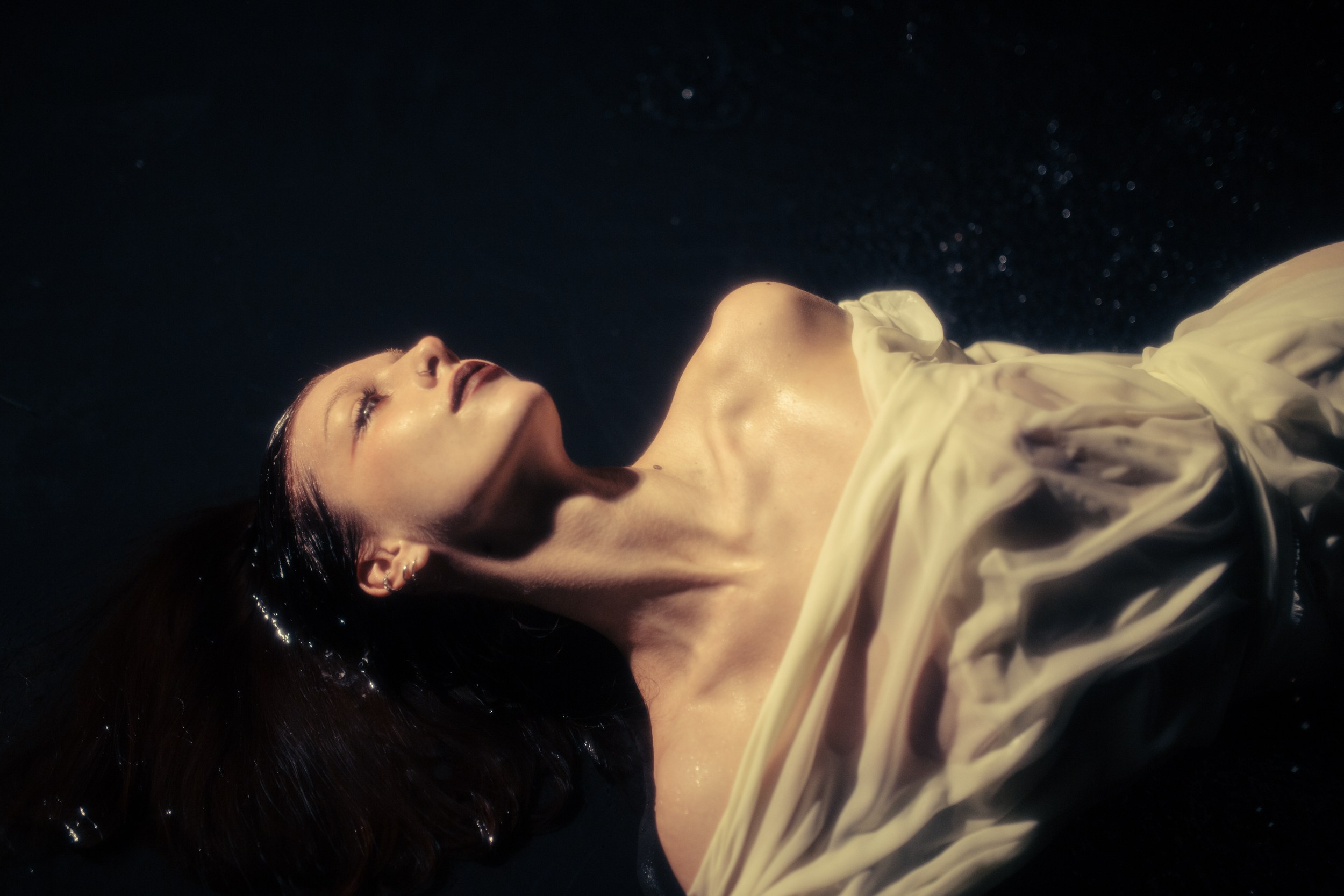 Девушка в платье под дождем