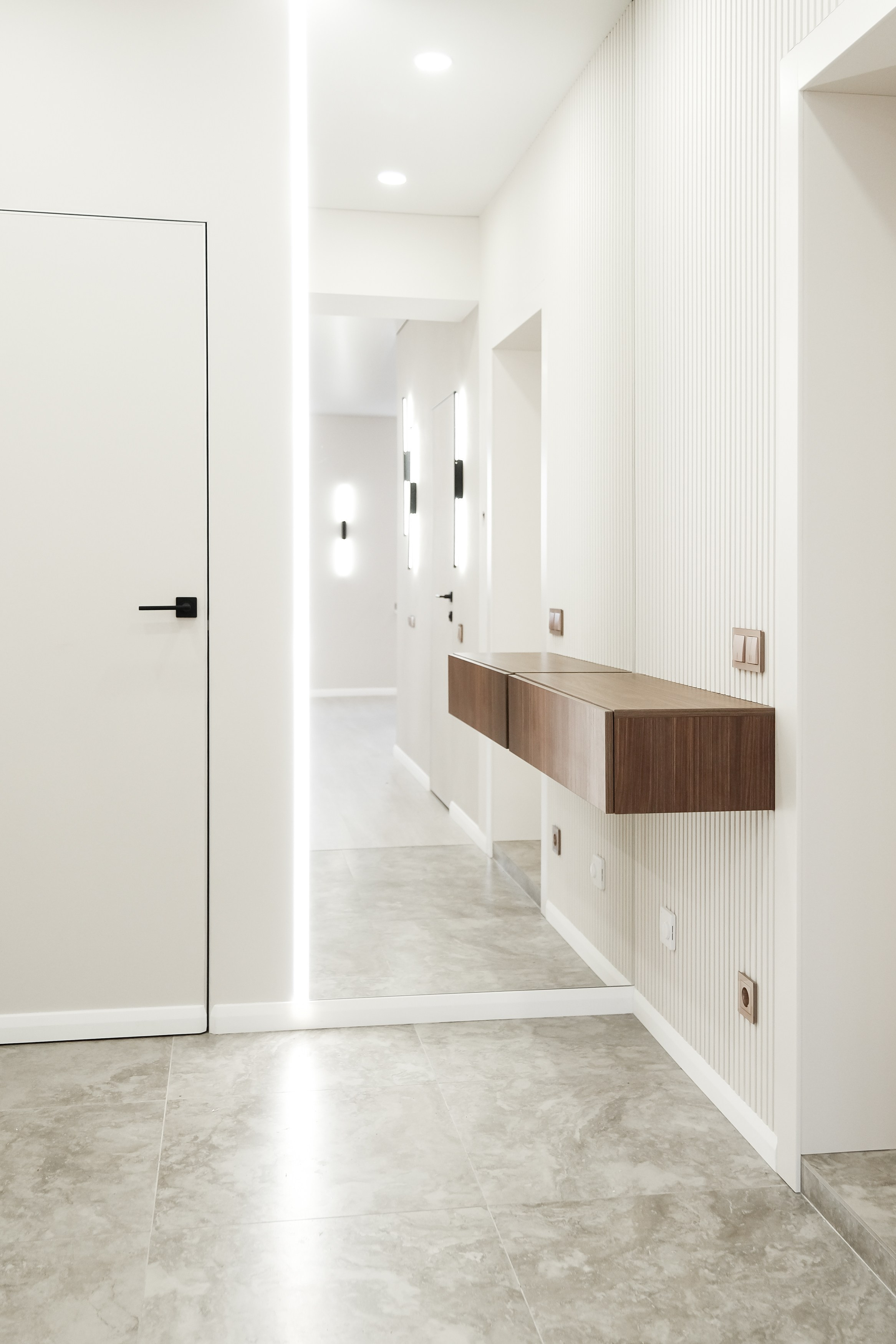 Консоль в прихожую на заказ по индивидуальному дизайн проекту ГУДРУМ