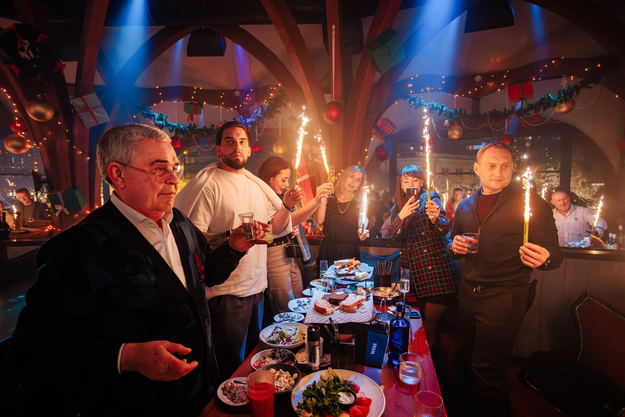 Новогодняя шоу-программа «MAGIC TIME» в PTIZZA BAR_Ялта_31.12.2025. Аминов Руслан | Фотограф