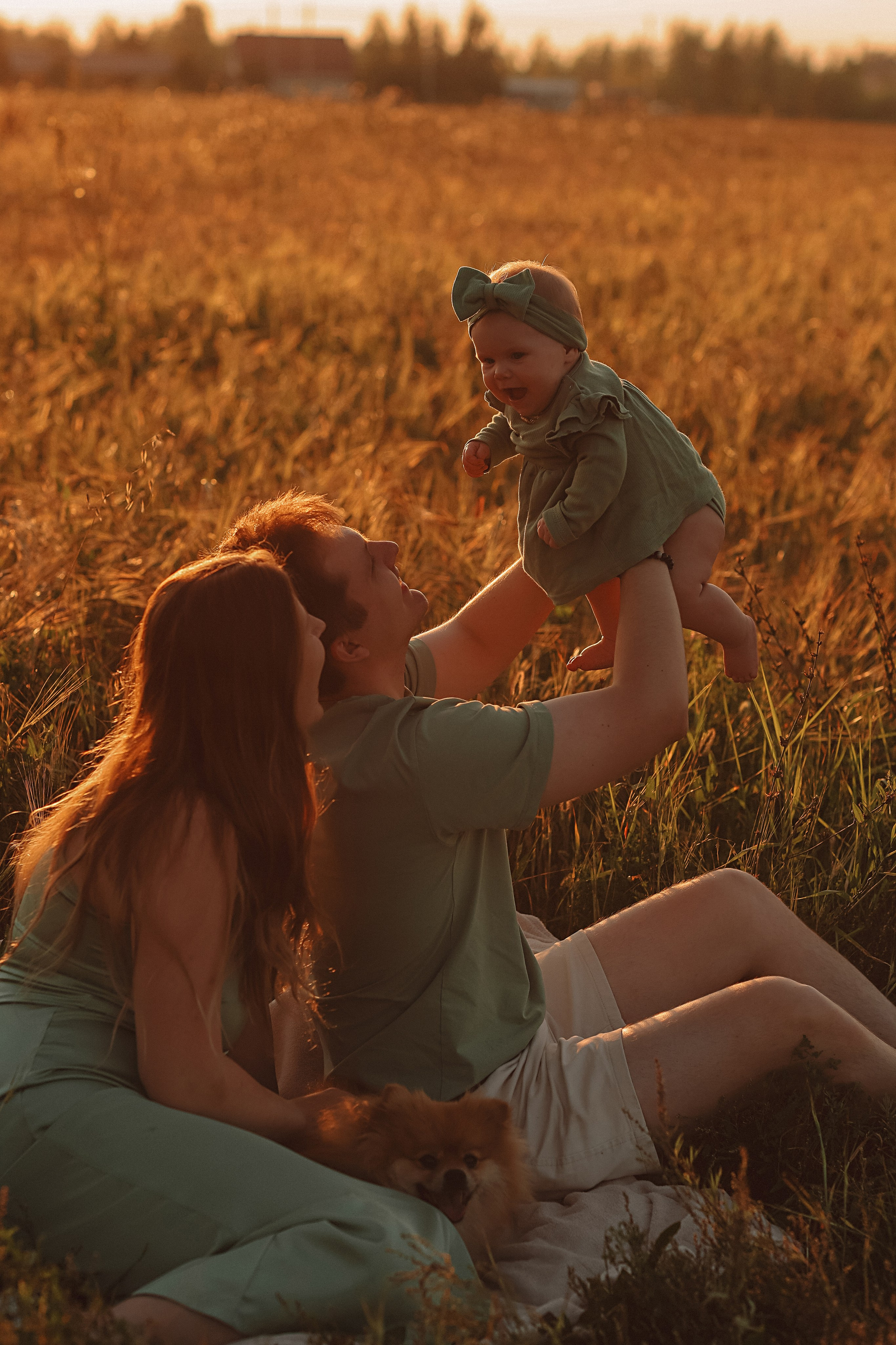 Закатное поле семейная. Семейный фотограф Тюмень, фотограф на роды Салмина Мария