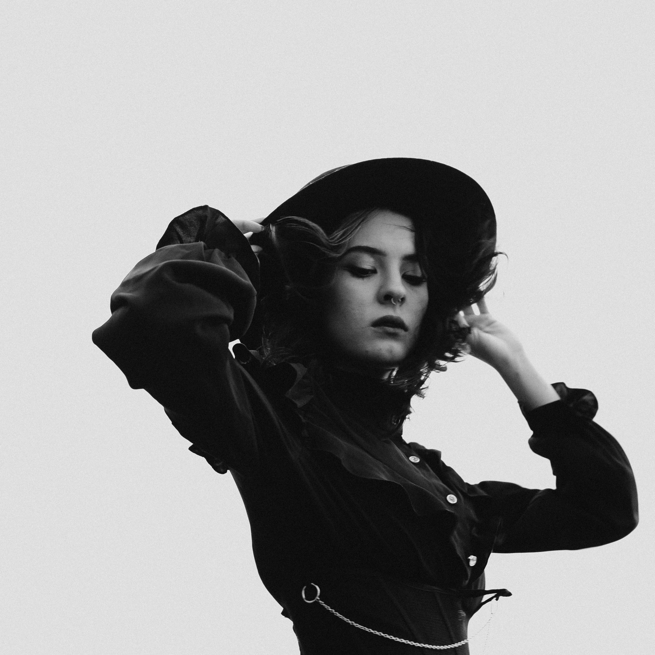 Съёмка у моря с оленьими рогами